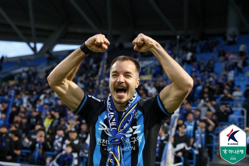 본문 이미지 - 인천 유나이티드 무고사가 2·3월 이달의 선수상 수상자로 선정됐다.(한국프로축구연맹 제공) 