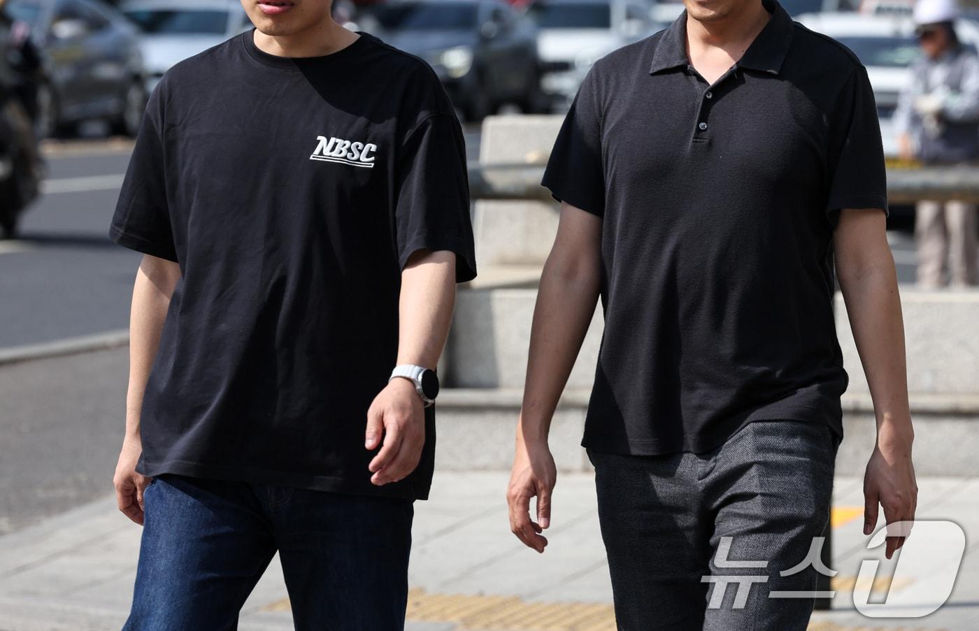 본문 이미지 - 낮 최고기온이 26도까지 오르는 등 초여름 같은 날씨를 보인 15일 오후 서울 중구 시청역 인근에서 시민들이 반팔을 입고 이동하고 있다. 2026.4.15 ⓒ 뉴스1 임지훈 인턴기자