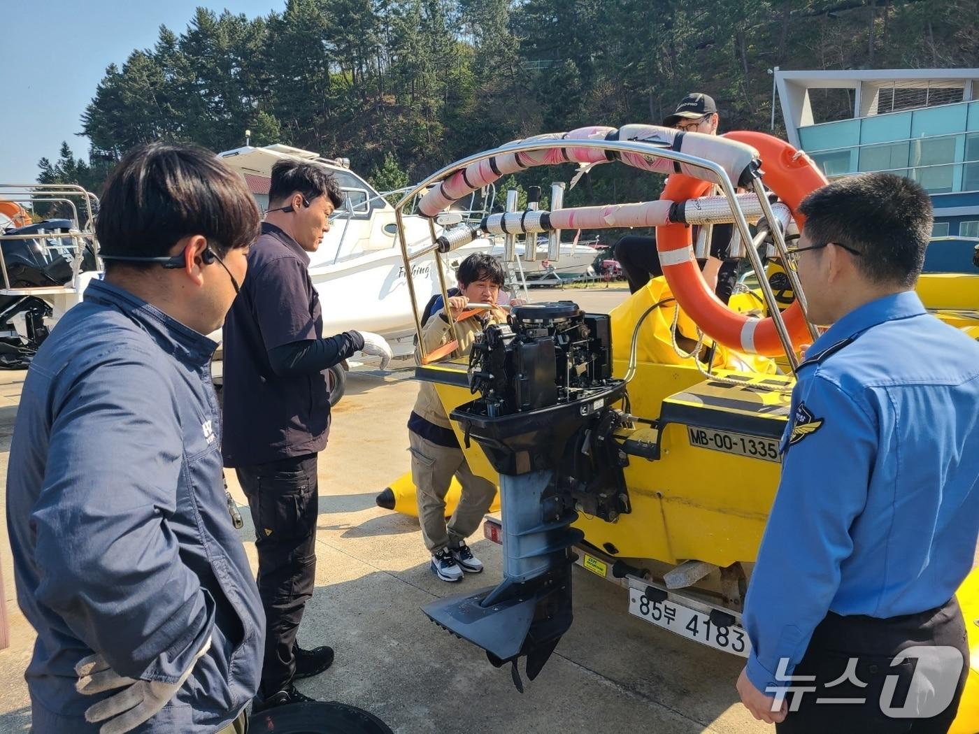 본문 이미지 - 속초해경 동력수상기구 무상점검 캠페인.(속초해경 제공, 재판매 및 DB 금지) 2026.4.15/뉴스1
