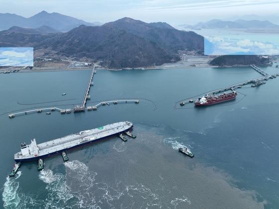 본문 이미지 - 한국석유공사 여수비축기지에 아랍에미리트(UAE) 아부다비 국영석유사(ADNOC)의 원유 200만배럴이 입고되고 있다.(한국석유공사 제공)/뉴스1