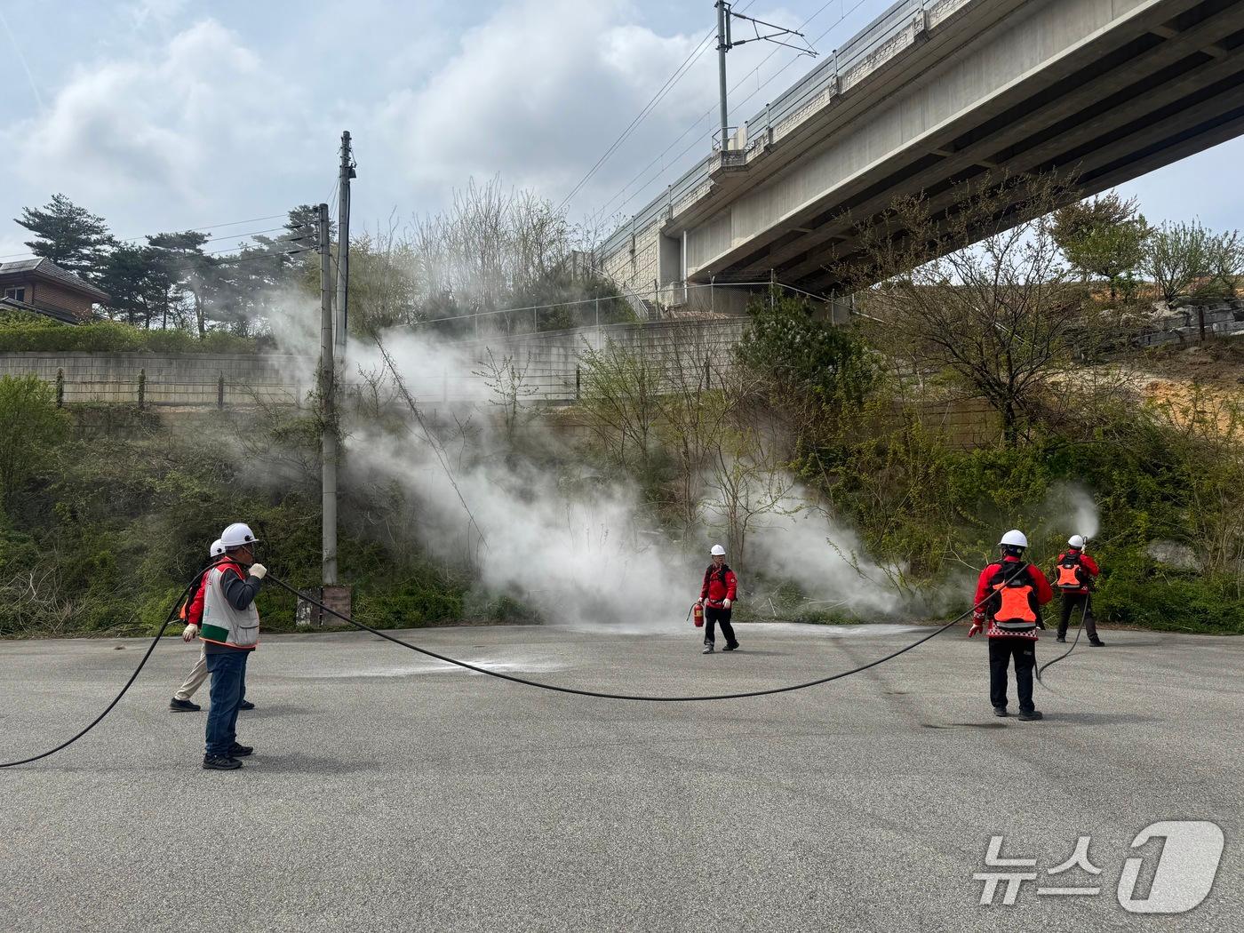 본문 이미지 - 강릉시 구정면 산불 진화 훈련.(강릉시 제공, 재판매 및 DB 금지) 2026.4.15/뉴스1