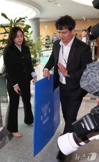 본문 이미지 - 전북경찰청 반부패경제범죄수사대 수사관들이 15일 전북 전주시 전북특별자치도의회에서 식사비 대납 의혹 압수수색을 위해 김슬지 도의원실로 향하고 있다. 2026.4.15 ⓒ 뉴스1 유경석 기자