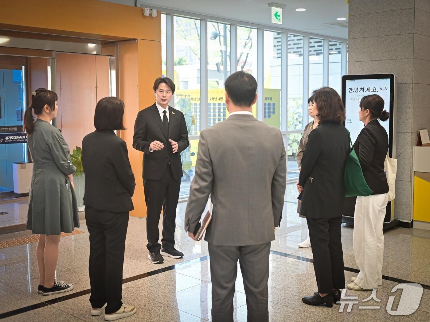 본문 이미지 - 황대호 경기도의회 문화체육관광위원장(정면)이 15일 '4·16 아카이브 지원 간담회'에서 기록물 보존 및 관리 방안 등을 논의했다.(도의회 제공. 재판매 및 DB금지)/뉴스1