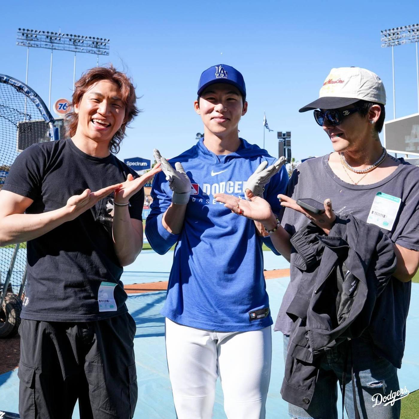 본문 이미지 - 빅뱅 대성(왼쪽)과 지드래곤(LA 다저스 SNS)