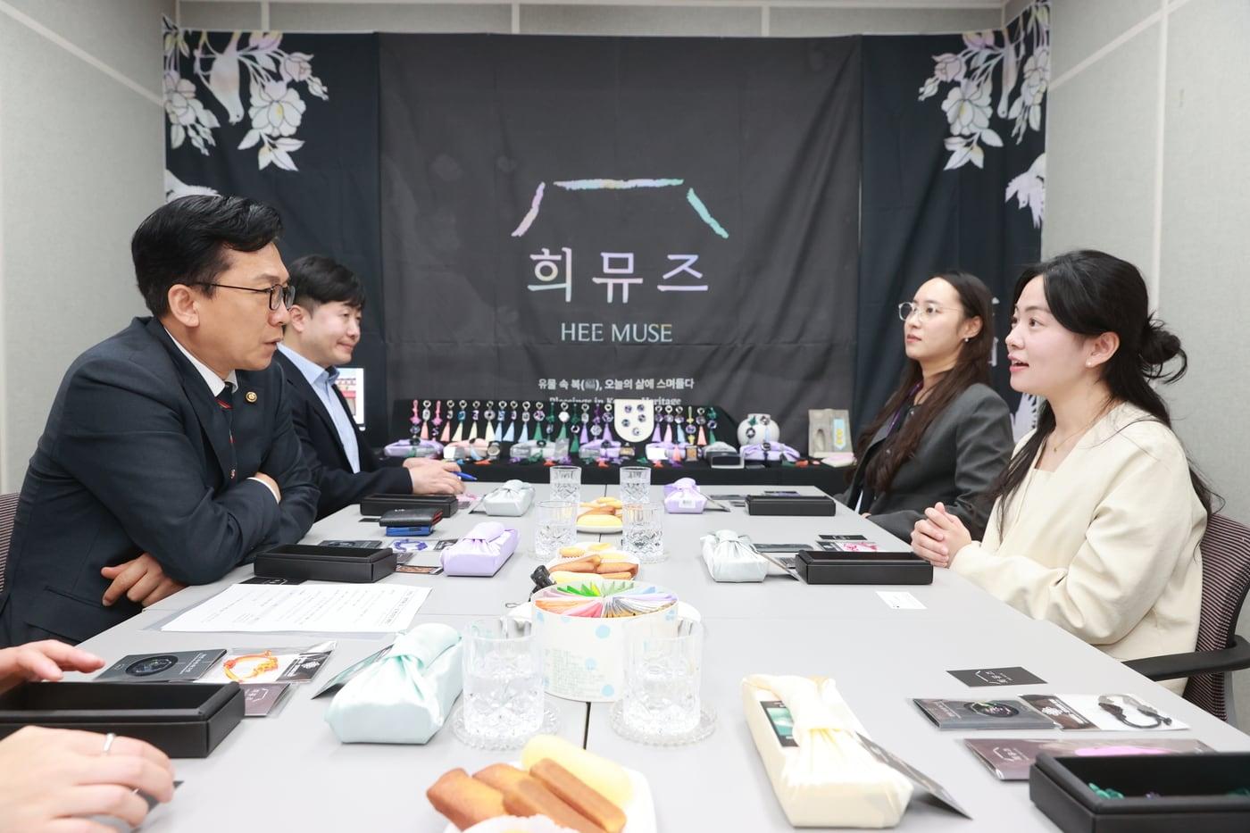 본문 이미지 - 이병권 중소벤처기업부 제2차관이 15일 서울 강남구 희뮤즈를 방문해 중동 전쟁에 따른 경영 애로사항을 점검하고 있다.(중소벤처기업부 제공)