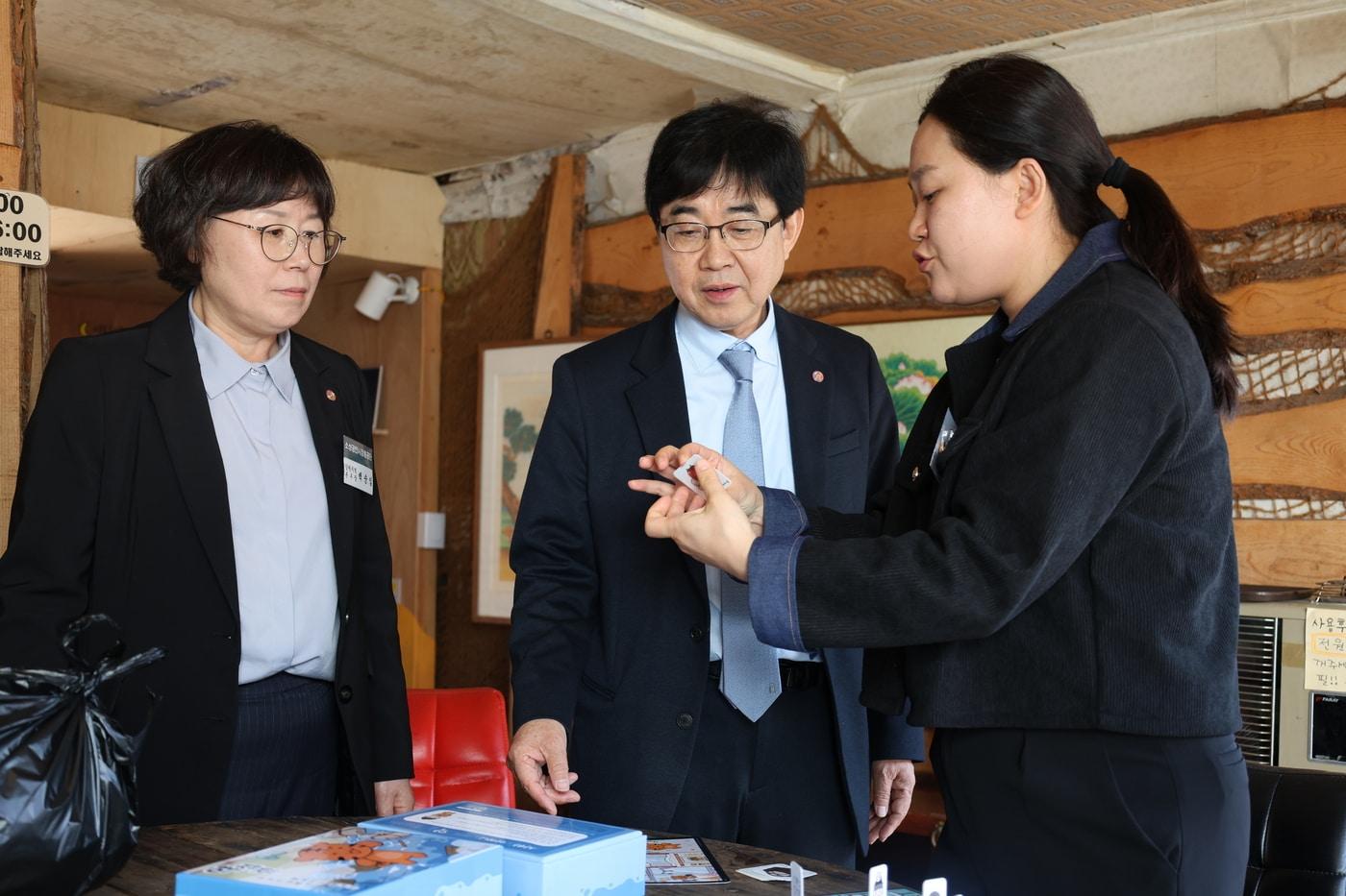 본문 이미지 - 인태연 소상공인시장진흥공단 이사장이 강원 영월 지역을 방문해 의견을 듣고 있다.(소상공인시장진흥공단 제공)