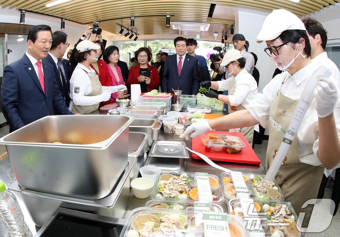 본문 이미지 - 15일 문을 연 대구 남구 대명동 시니어 일자리 인큐베이팅 센터 '이룸채'에서 입주민들이 샌드위치와 샐러드를 만들고 있다. 2026.4.15 ⓒ 뉴스1 공정식 기자