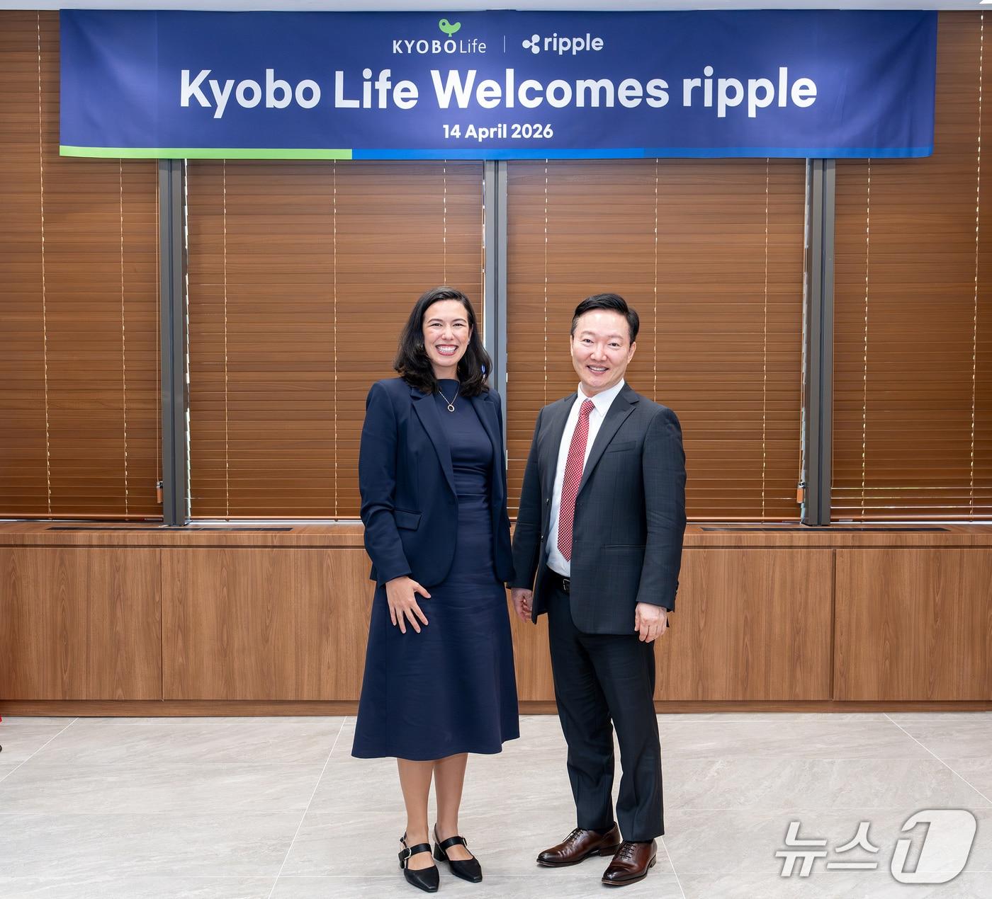 본문 이미지 - 박진호 교보생명 부사장(사진 오른쪽)과 피오나 머레이 리플 아시아태평양(APAC) 지역 총괄(왼쪽)이 14일 서울 광화문 교보생명 본사에서 ‘리플 블록체인 인프라 활용 국채 거래 기술 검증(PoC) 프로젝트’를 위한 협력 방안을 논의한 뒤 기념촬영을 하고 있다./사진제공=교보생명