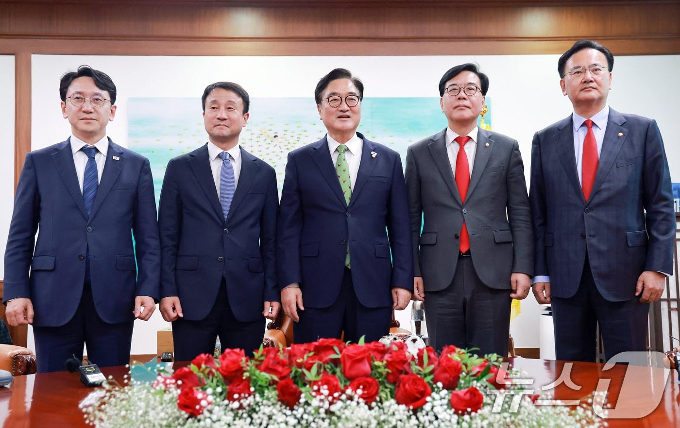 본문 이미지 - 우원식 국회의장이 15일 서울 여의도 국회 집무실에서 여야 원내대표단과 기념촬영하고 있다. 왼쪽부터 천준호 더불어민주당 원내운영수석부대표, 한병도 원내대표, 우 국회의장, 송언석 국민의힘 원내대표, 유상범 원내운영수석부대표. (공동취재) 2026.4.15 ⓒ 뉴스1 이승배 기자