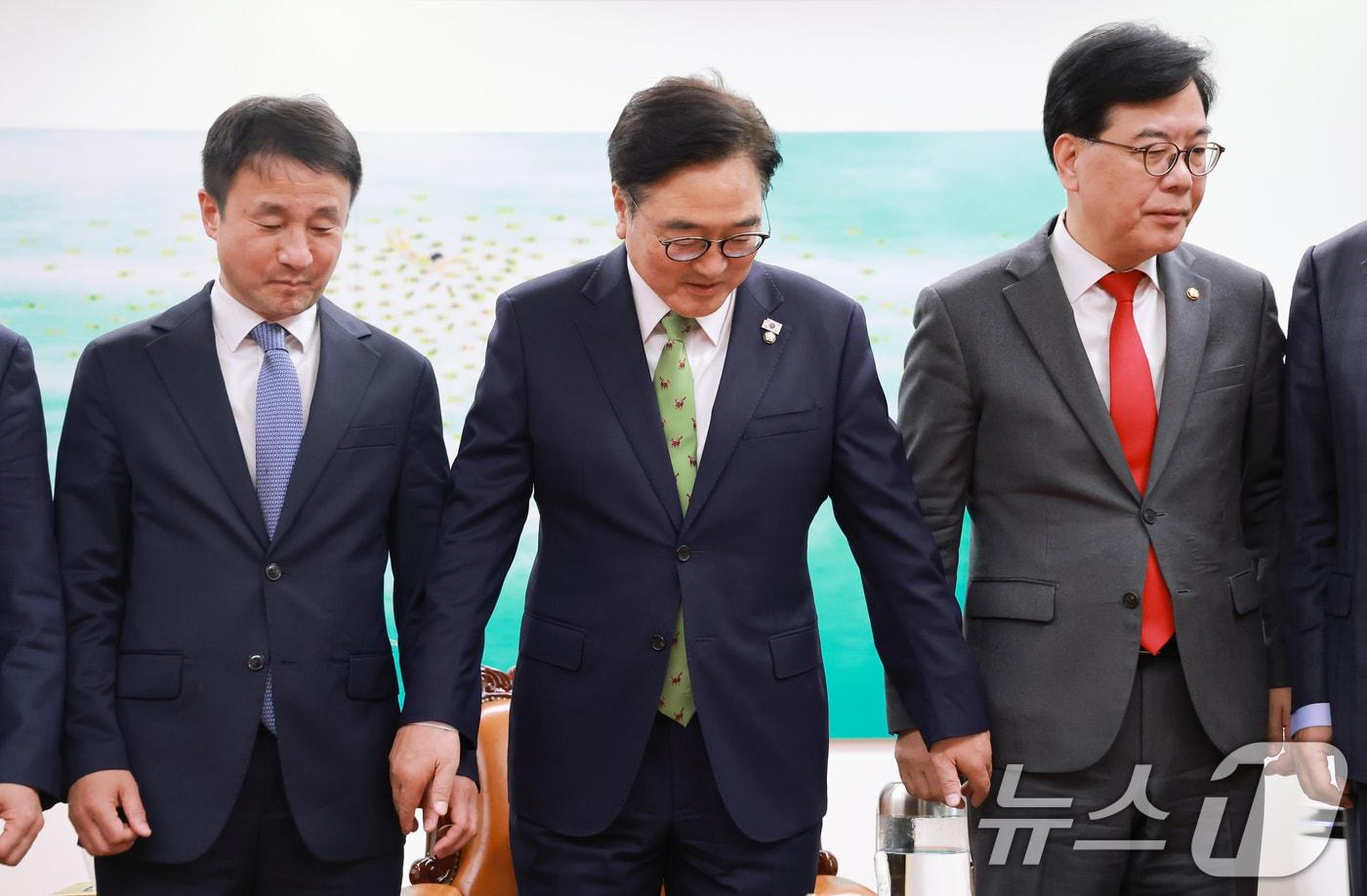 본문 이미지 - 우원식 국회의장이 15일 서울 여의도 국회 집무실에서 한병도 더불어민주당 원내대표, 송언석 국민의힘 원내대표와 기념촬영에 앞서 손을 잡고 있다. (공동취재) 2026.4.15 ⓒ 뉴스1 이승배 기자