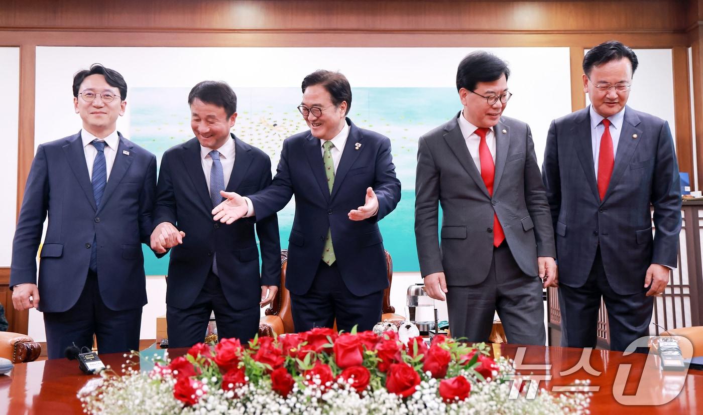 본문 이미지 - 우원식 국회의장이 15일 서울 여의도 국회 집무실에서 여야 원내대표단과 기념촬영을 마치고 자리를 안내하고 있다. 왼쪽부터 천준호 더불어민주당 원내운영수석부대표, 한병도 원내대표, 우 국회의장, 송언석 국민의힘 원내대표, 유상범 원내운영수석부대표. (공동취재) 2026.4.15 ⓒ 뉴스1 이승배 기자