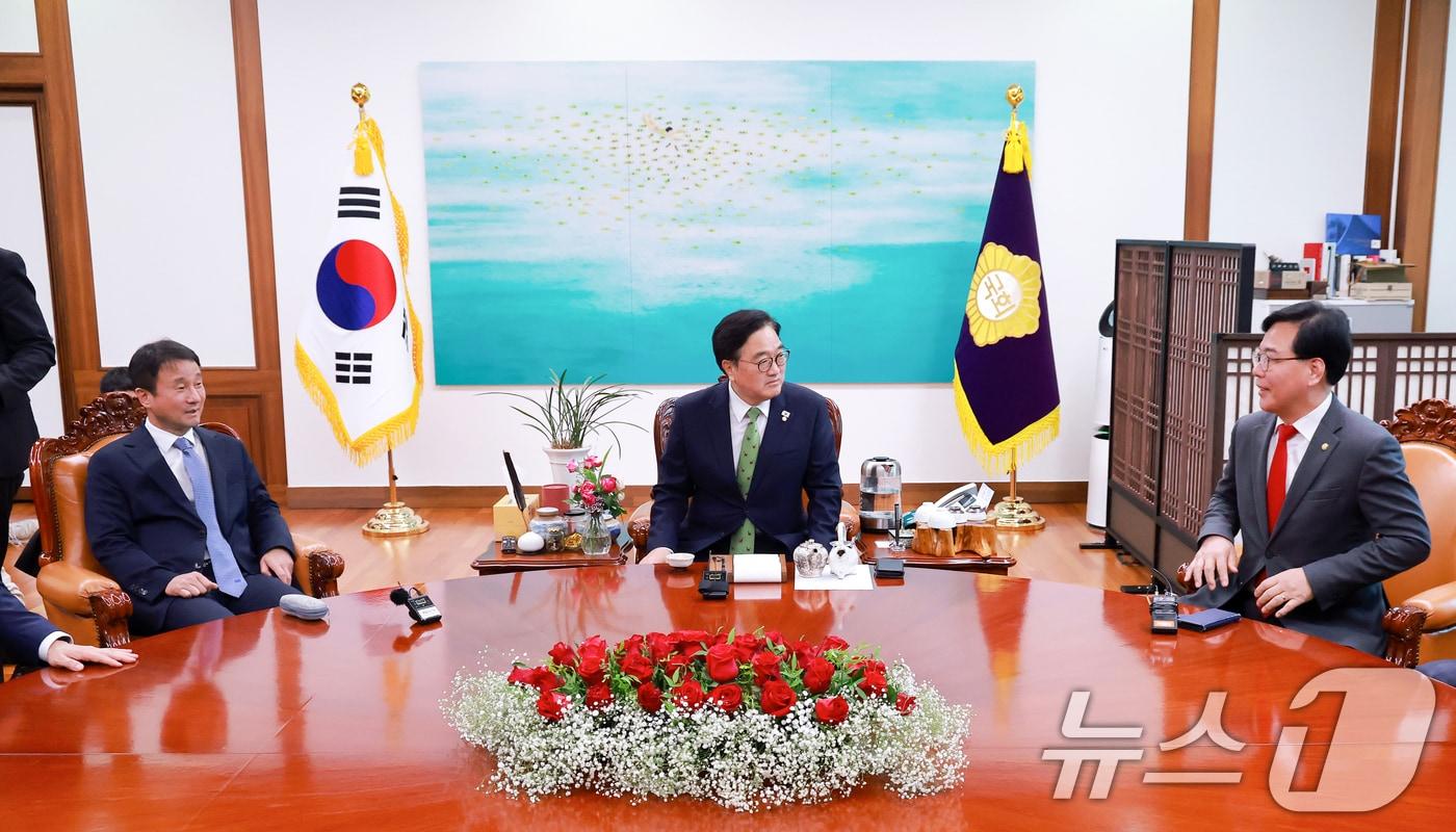 본문 이미지 - 우원식 국회의장이 15일 서울 여의도 국회 집무실에서 한병도 더불어민주당 원내대표, 송언석 국민의힘 원내대표와 회동하고 있다. (공동취재) 2026.4.15 ⓒ 뉴스1 이승배 기자