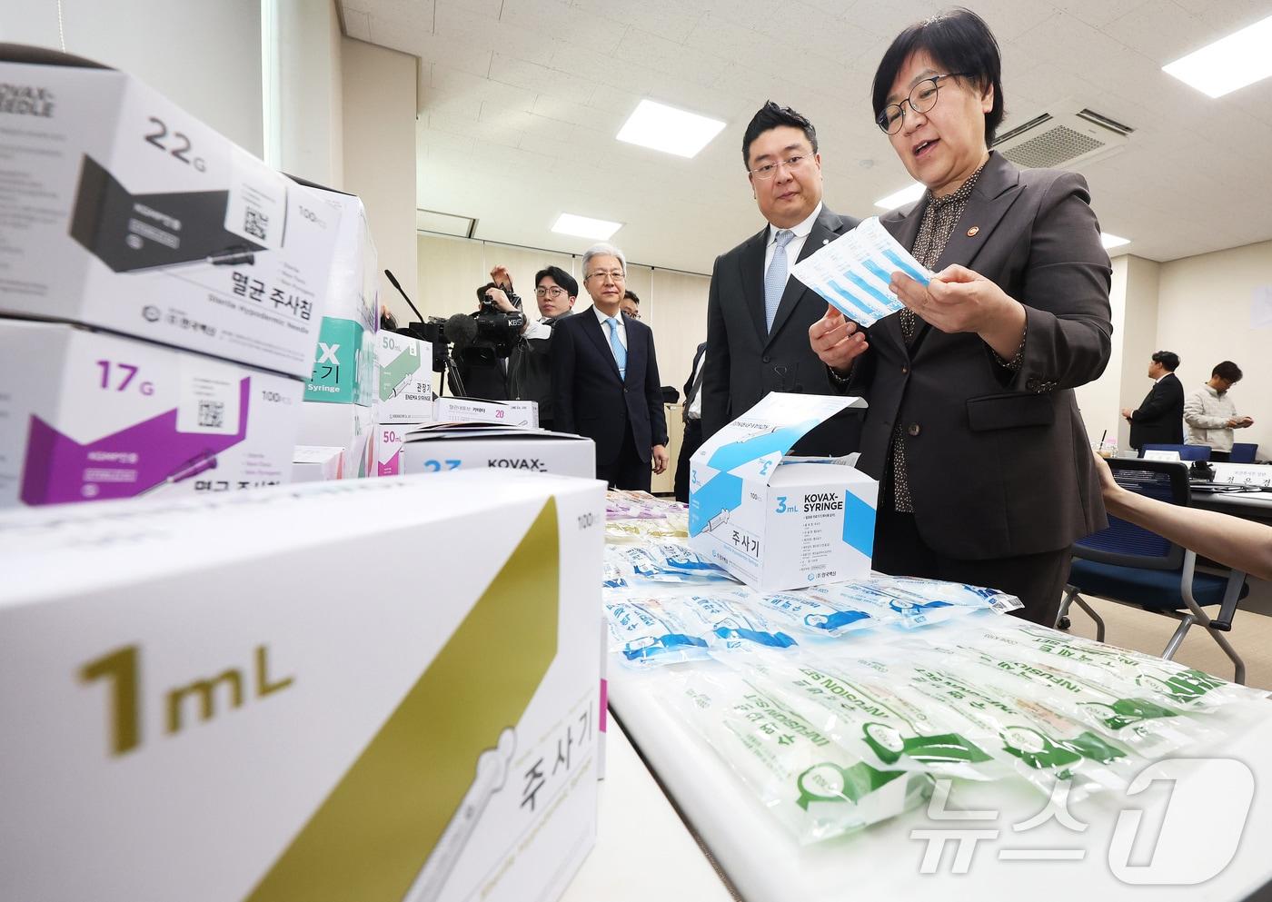 본문 이미지 - 정은경 보건복지부 장관이 15일 경기도 안산시 한국백신에서 열린 '혈액 투석의원 대상 주사기 공급 핫라인 구축 협약식'에서 주사기 제품을 살펴보고 있다. (공동취재) 2026.4.15 ⓒ 뉴스1 김영운 기자