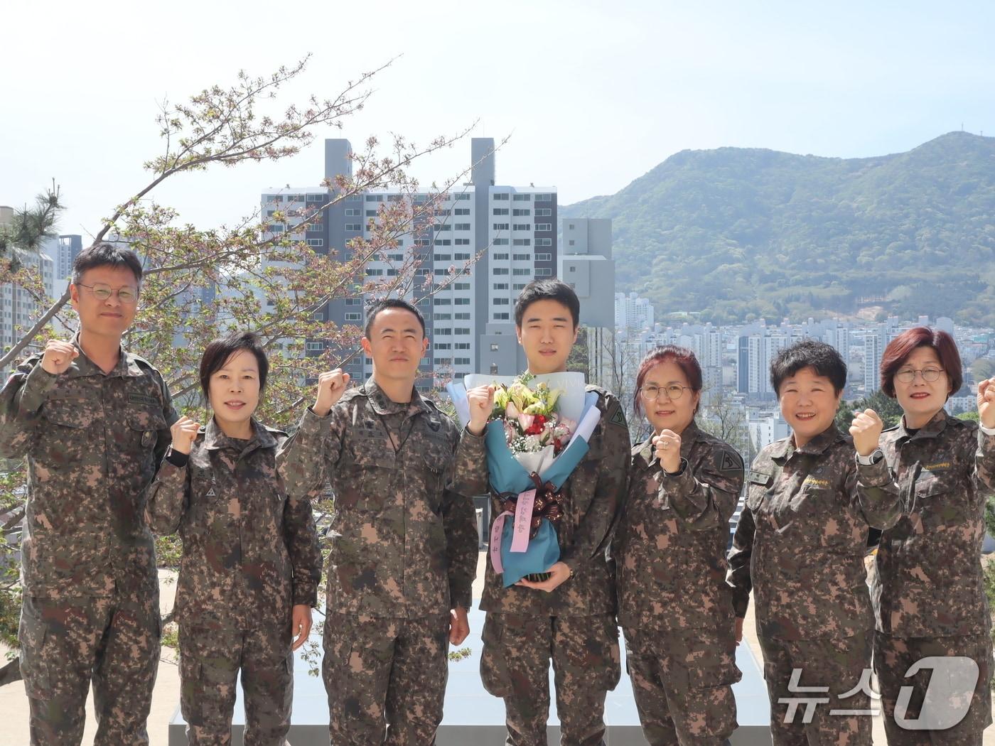 본문 이미지 - 53사단 부산여단 소속 김유호 삼족오대장 중령, 신재욱 상병, 이미경 소대장이  여성예비군소대원들과 '찾아가는 사랑의 나눔·기부활동'을 진행한 후 기념사진을 촬영하고 있다. (육군 53사단 제공. 재판매 및 DB 금지)