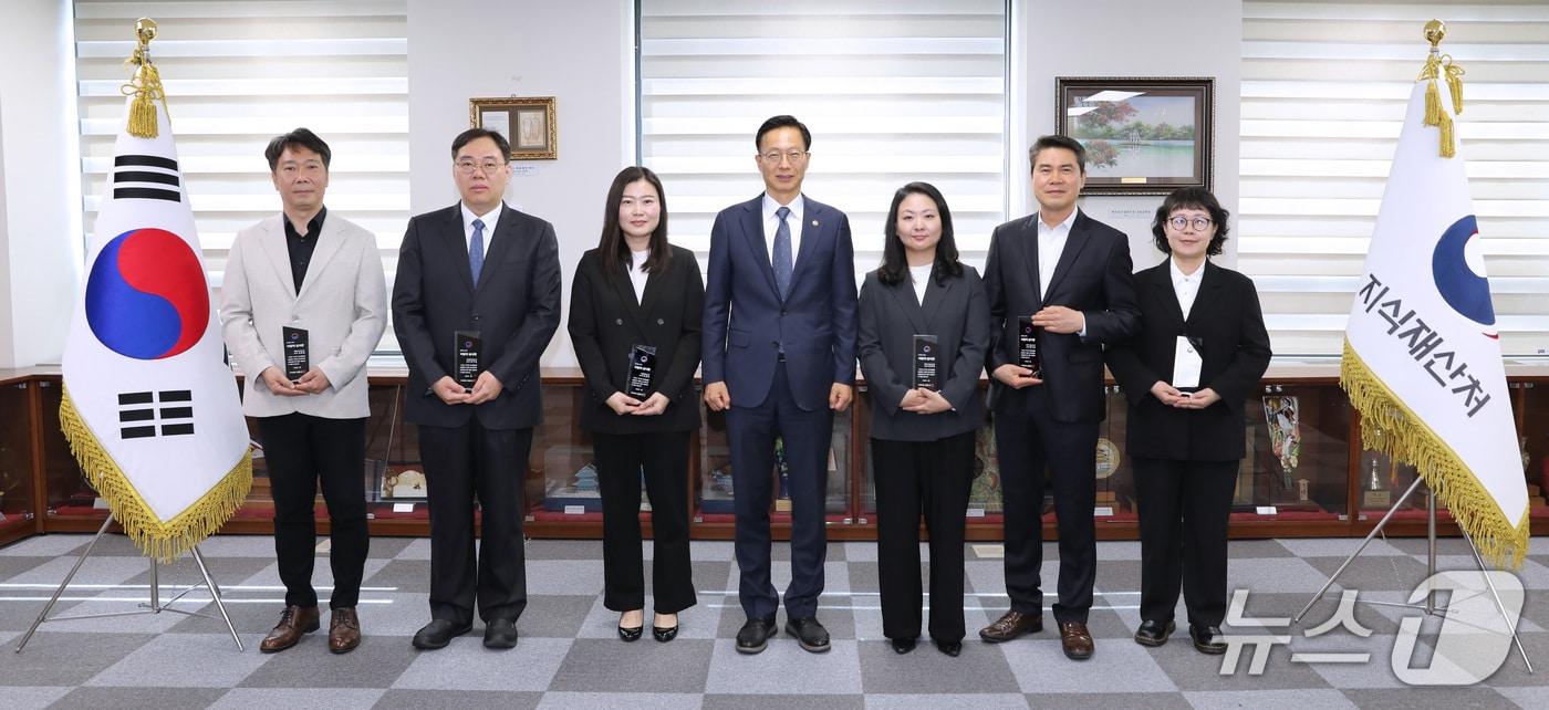 본문 이미지 - 김용선 지식재산처장(왼쪽 4번째)이  수상자들과 기념 촬영을 하고 있다. 왼쪽부터 생활디자인심사과 김현범 심사관, 식품생물자원심사과 권구범 심사관, 약품화학심사과 민경난 심사관, 환경기술심사팀 손연미 심사관, 동력기술심사과 홍기정 심사관, 반도체설계심사과 고연화 심사관.(지식재산처 제공·재판매 및 DB금지)/뉴스1