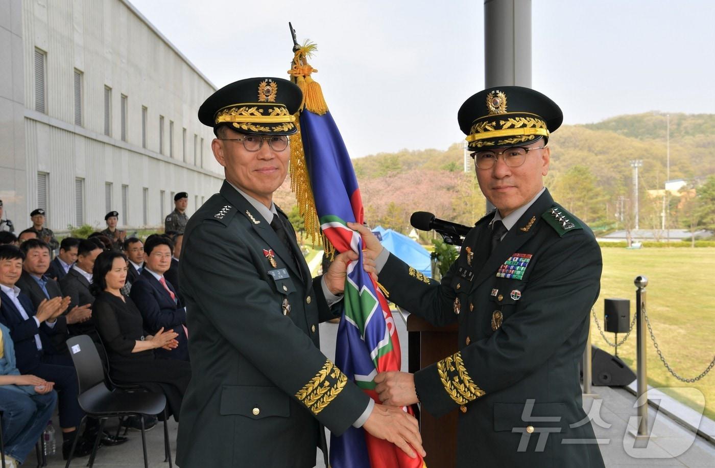 본문 이미지 - 제8대 지상작전사령관 겸 연합지상군구성군사령관으로 이상렬(57) 대장이 15일 취임했다. 사진은 이날 오후 지작사령부에서 열린사령관 취임식에서 이상렬(오른쪽) 사령관이 김규하 육군참모총장으로부터 부대기를 받고 있는 모습. (지작사 제공) ⓒ 뉴스1 김평석 기자