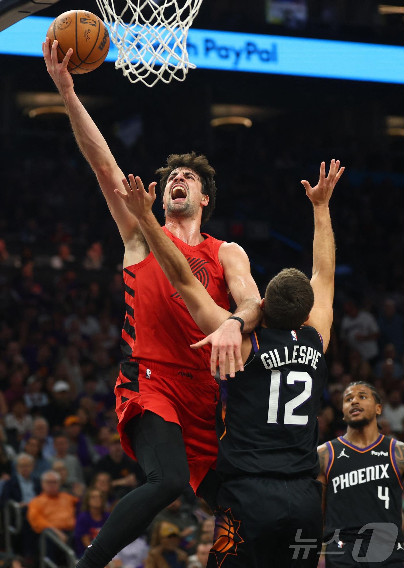 본문 이미지 - 포틀랜드 트레일블레이저스 포워드 데니 아브디야가 15일(한국시간) 열린 2025-26 NBA 플레이인 토너먼트 피닉스 선스와 원정 경기에서 41점을 넣으며 팀의 플레이오프 진출을 이끌었다. ⓒ 로이터=뉴스1