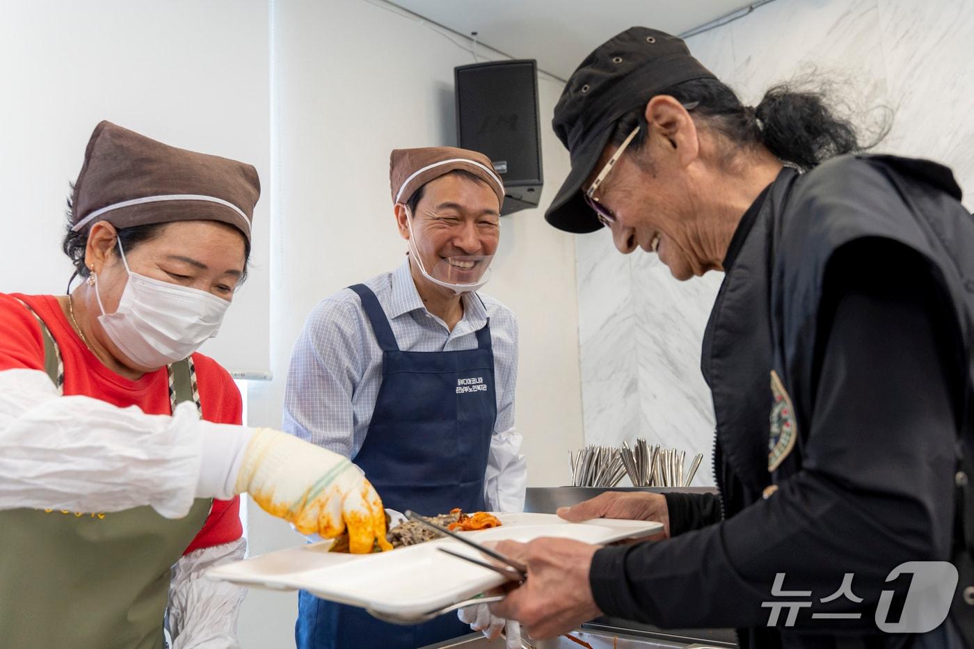 본문 이미지 - 춘천 남부노인복지회관 배식봉사.(우상호 예비후보 측 제공. 재판매 및 DB금지)/뉴스1