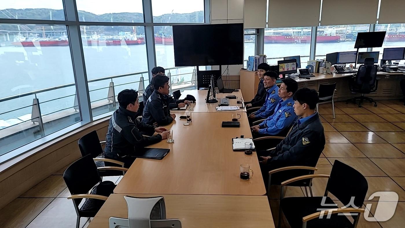 본문 이미지 - 울산해양경찰서가 15일 국가중요시설인 울산항해상교통관제센터(VTS)를 점검하고 있다.(울산 해경 제공. 재판매 및 DB금지)/뉴스1