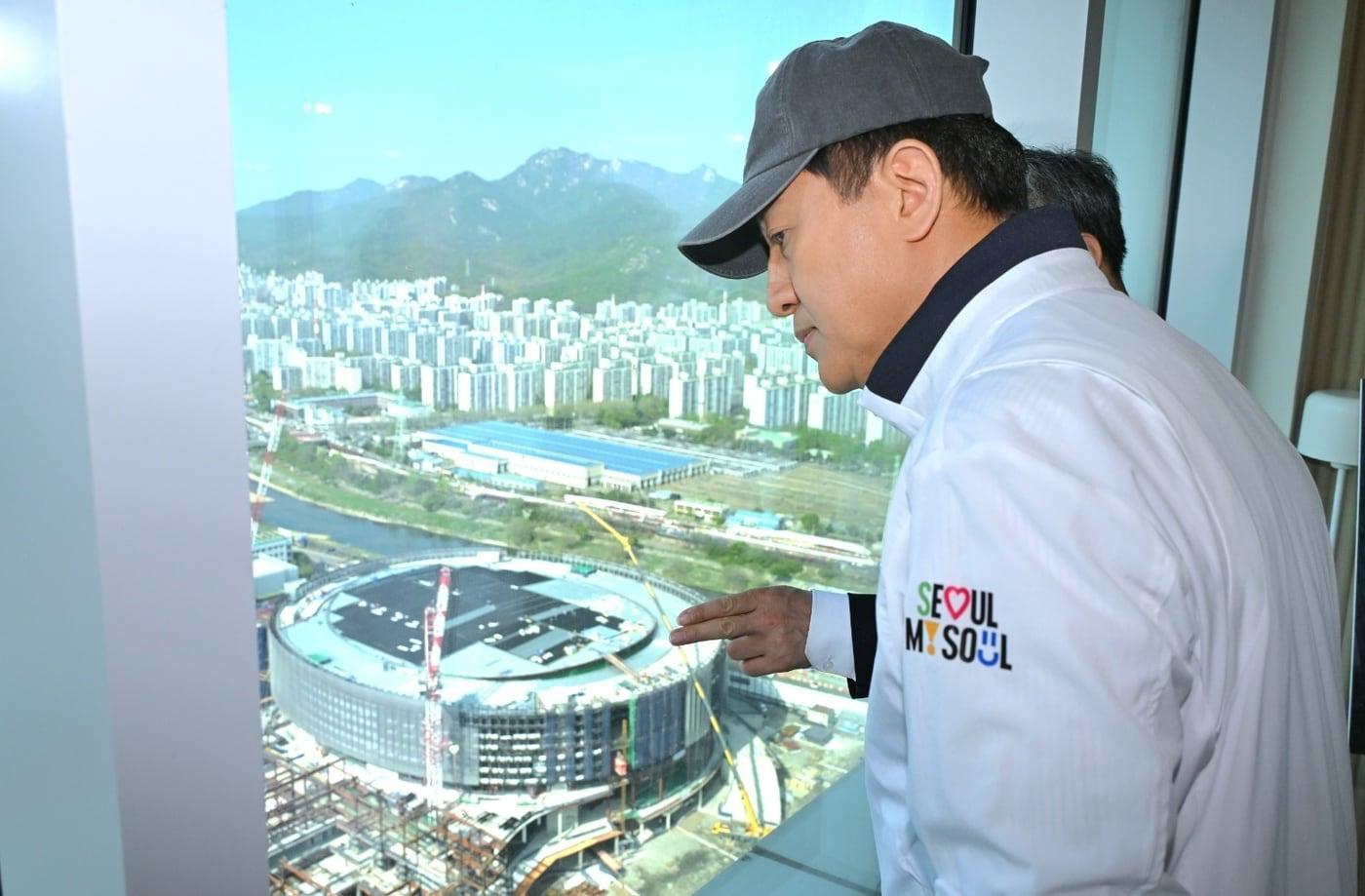 본문 이미지 - 오세훈 서울시장이 15일 도봉구 씨드큐브 창동 스카이라운지에서 서울아레나를 비롯한 주변 시설 현장을 둘러보고 있다.(서울시 제공)