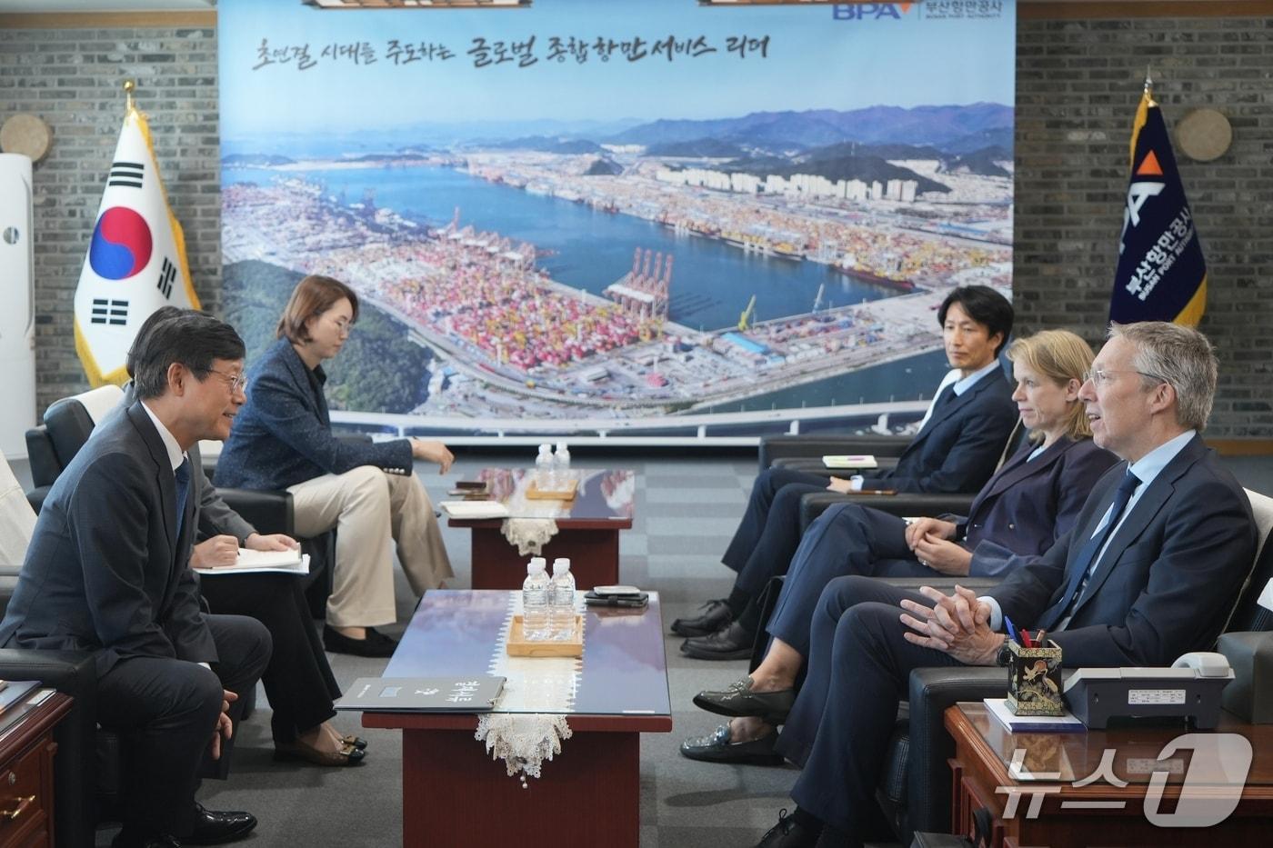 본문 이미지 - 15일 송상근 부산항만공사 사장과 페이터 반 더 블리트 주한 네덜란드 대사가 면담을 갖는 모습 (BPA 제공. 재판매 및 DB금지)