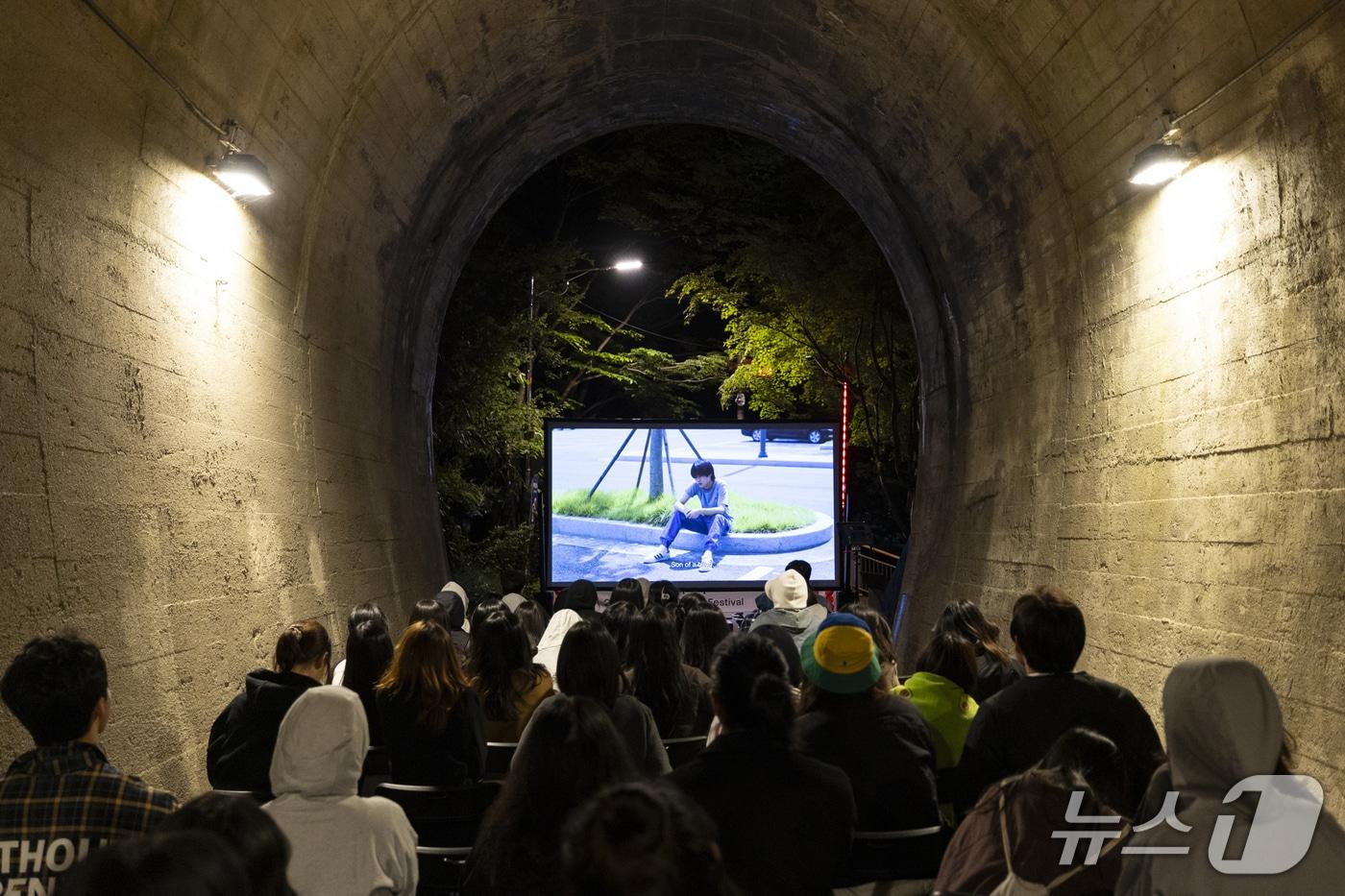 본문 이미지 - 제26회 전주국제영화제 골목상영 현장.(전주국제영화제 제공. 재판매 및 DB 금지)