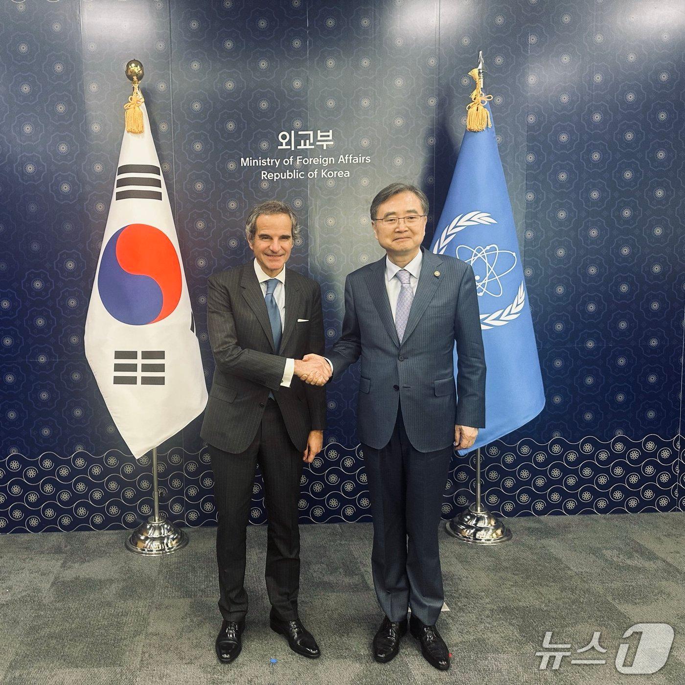 본문 이미지 - 라파엘 그로시 국제원자력기구(IAEA) 사무총장이 15일 서울에서 조현 외교부 장관과 만나 핵추진잠수함 관련 논의를 진행했다. 2026.04.15. (그로시 엑스 갈무리) 
