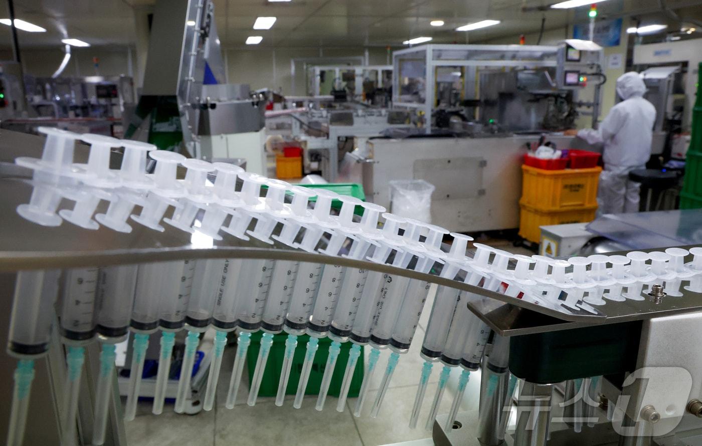 본문 이미지 - 15일 오후 경기 안산시 단원구 한국백신에서 직원들이 주사기 제품을 만들고 있다.(공동취재) 2026.4.15 ⓒ 뉴스1 김영운 기자