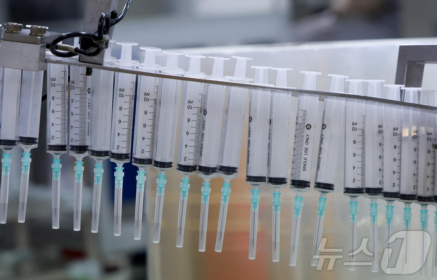본문 이미지 - 15일 오후 경기 안산시 단원구 한국백신에서 직원들이 주사기 제품을 만들고 있다. (공동취재) 2026.4.15 ⓒ 뉴스1 김영운 기자
