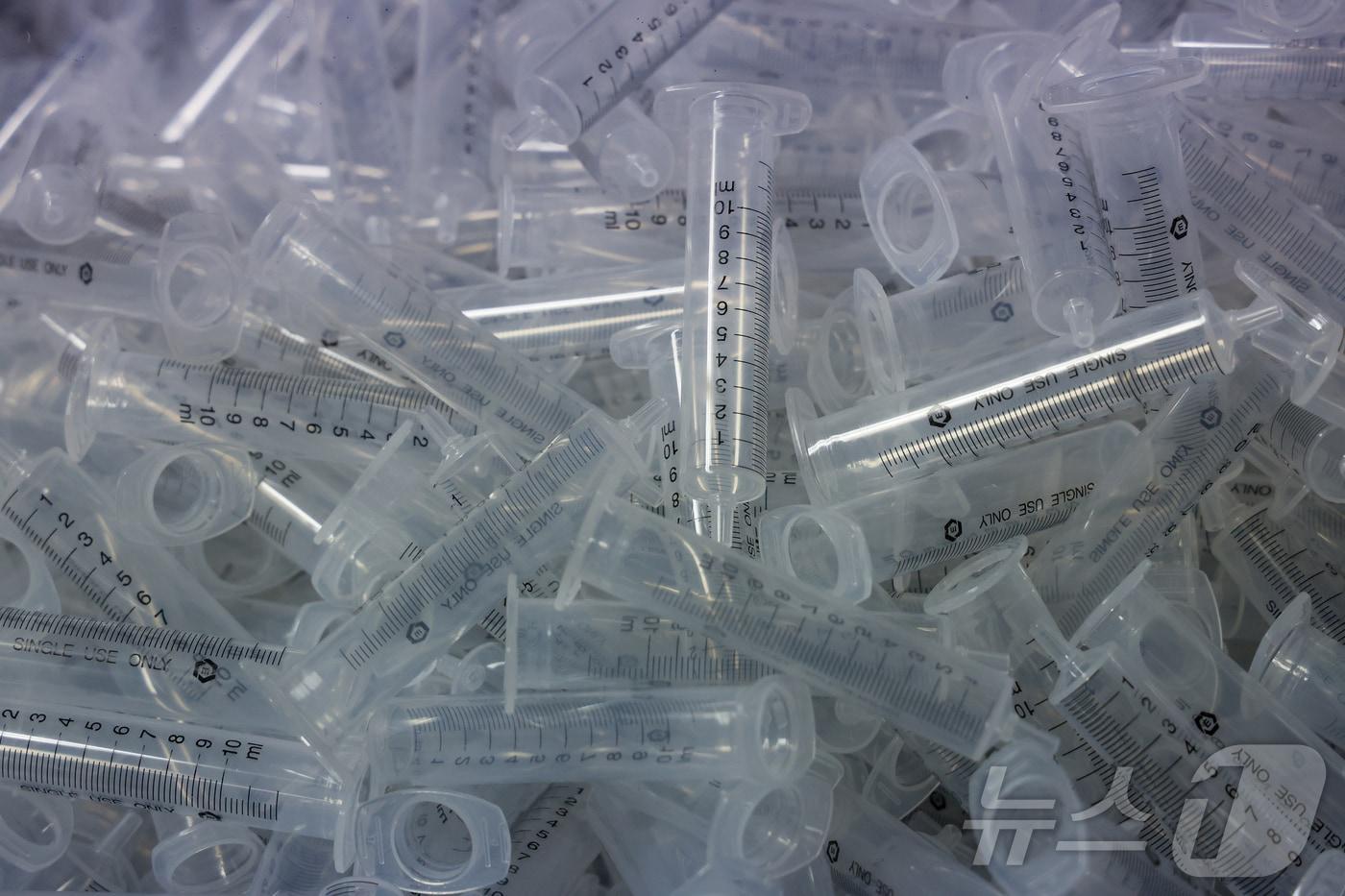 본문 이미지 - 15일 오후 경기 안산시 단원구 한국백신에서 완성된 주사기 제품이 놓여져 있다. (공동취재) 2026.4.15 ⓒ 뉴스1 김영운 기자