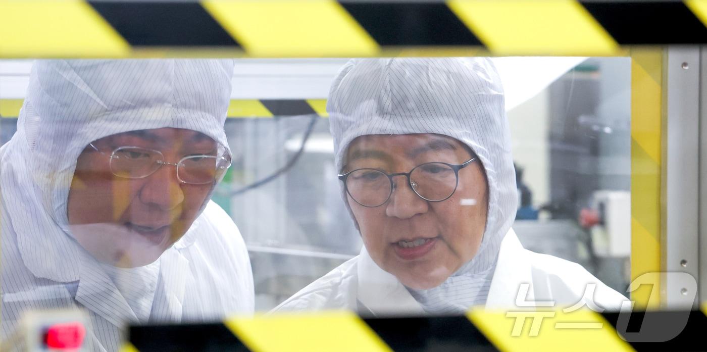 본문 이미지 - 정은경 보건복지부 장관 및 관계자들이 15일 오후 경기 안산시 단원구 한국백신에서 중동전쟁 대응 주사기 공급망 구축 협약식을 마치고 주사기 생산라인을 살펴보고 있다.(공동취재) 2026.4.15 ⓒ 뉴스1 김영운 기자