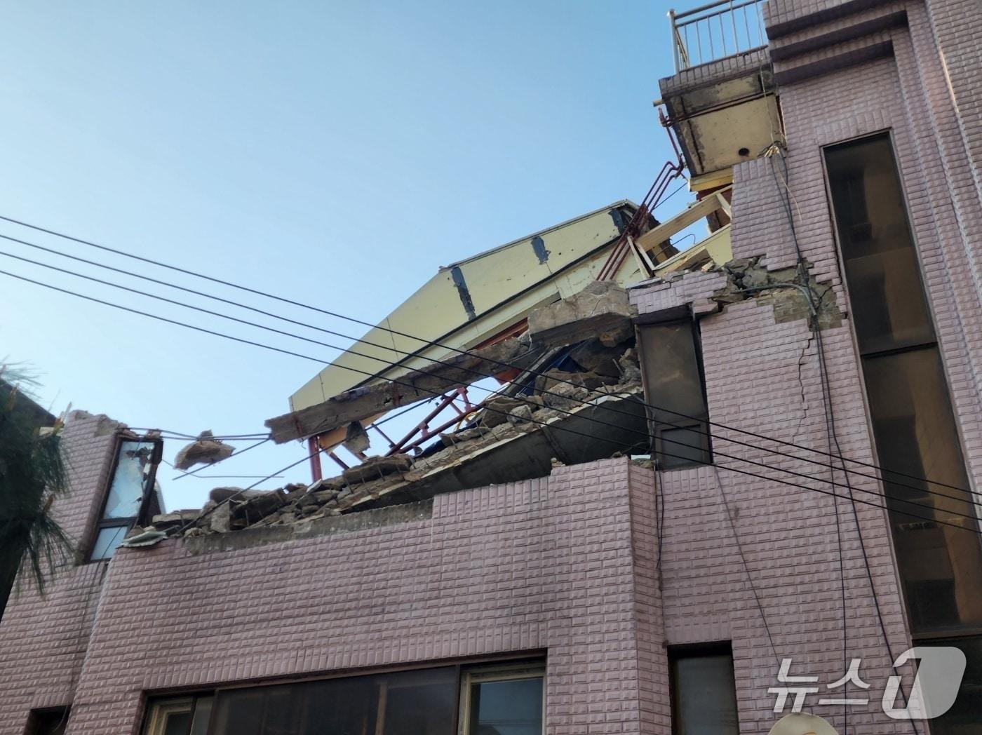 본문 이미지 - 15일 서울 서초구 뱅뱅사거리 인근 철거 현장에서 건물이 일부 부서지는 사고가 발생했다. 2026.4.15 ⓒ 뉴스1 권진영 기자