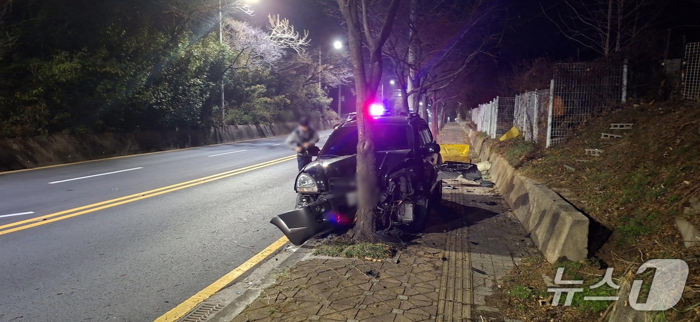 본문 이미지 - 지난 7일 금정구 체육공원로에서 발생한 사고 현장을 출동한 경찰이 살펴보고 있다.(부산경찰청 제공. 재판매 및 DB 금지)