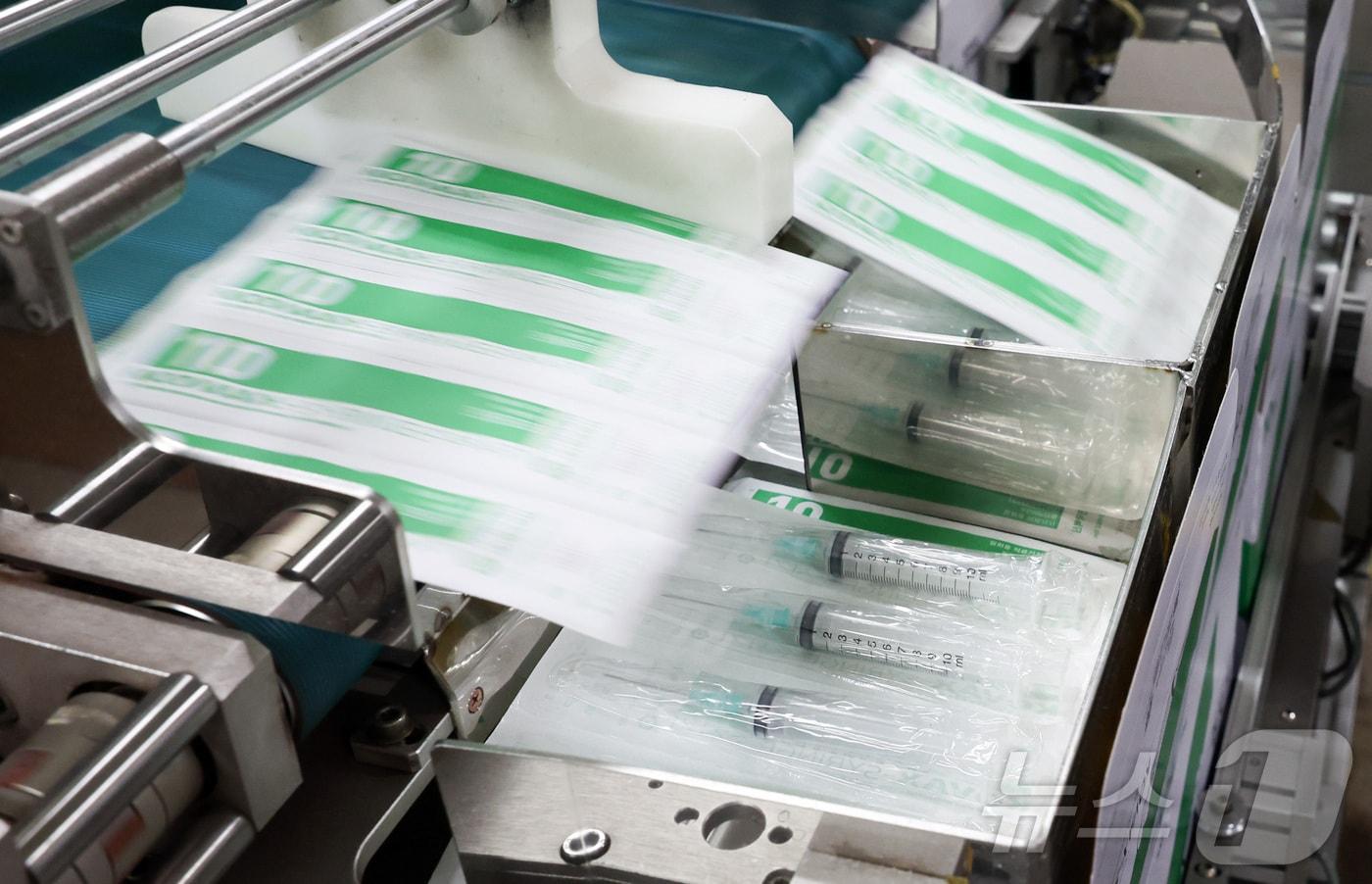 본문 이미지 - 15일 경기도 안산시 단원구 한국백신 공장에서 완성된 주사기 포장작업이 진행되고 있다. (공동취재) 2026.4.15 ⓒ 뉴스1 김영운 기자