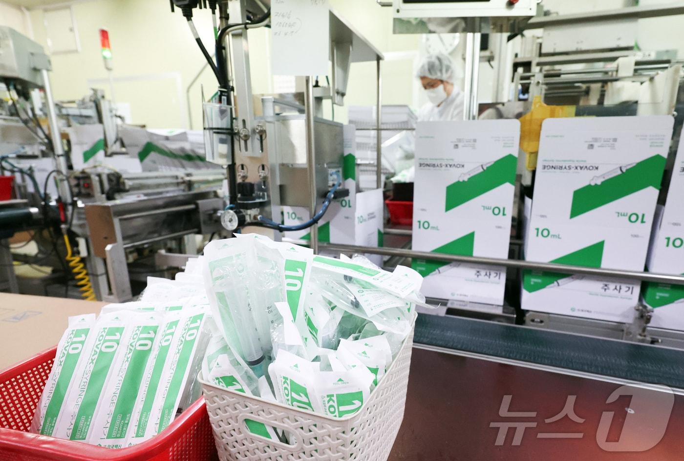 본문 이미지 - 15일 경기도 안산시 단원구 한국백신 공장에서 완성된 주사기 포장작업이 진행되고 있다.(공동취재) 2026.4.15 ⓒ 뉴스1 김영운 기자