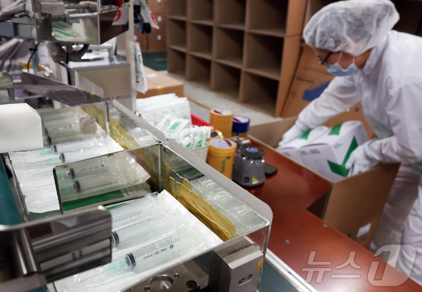본문 이미지 - 15일 경기도 안산시 단원구 한국백신 공장에서 완성된 주사기 포장작업이 진행되고 있다. (공동취재) 2026.4.15 ⓒ 뉴스1 김영운 기자