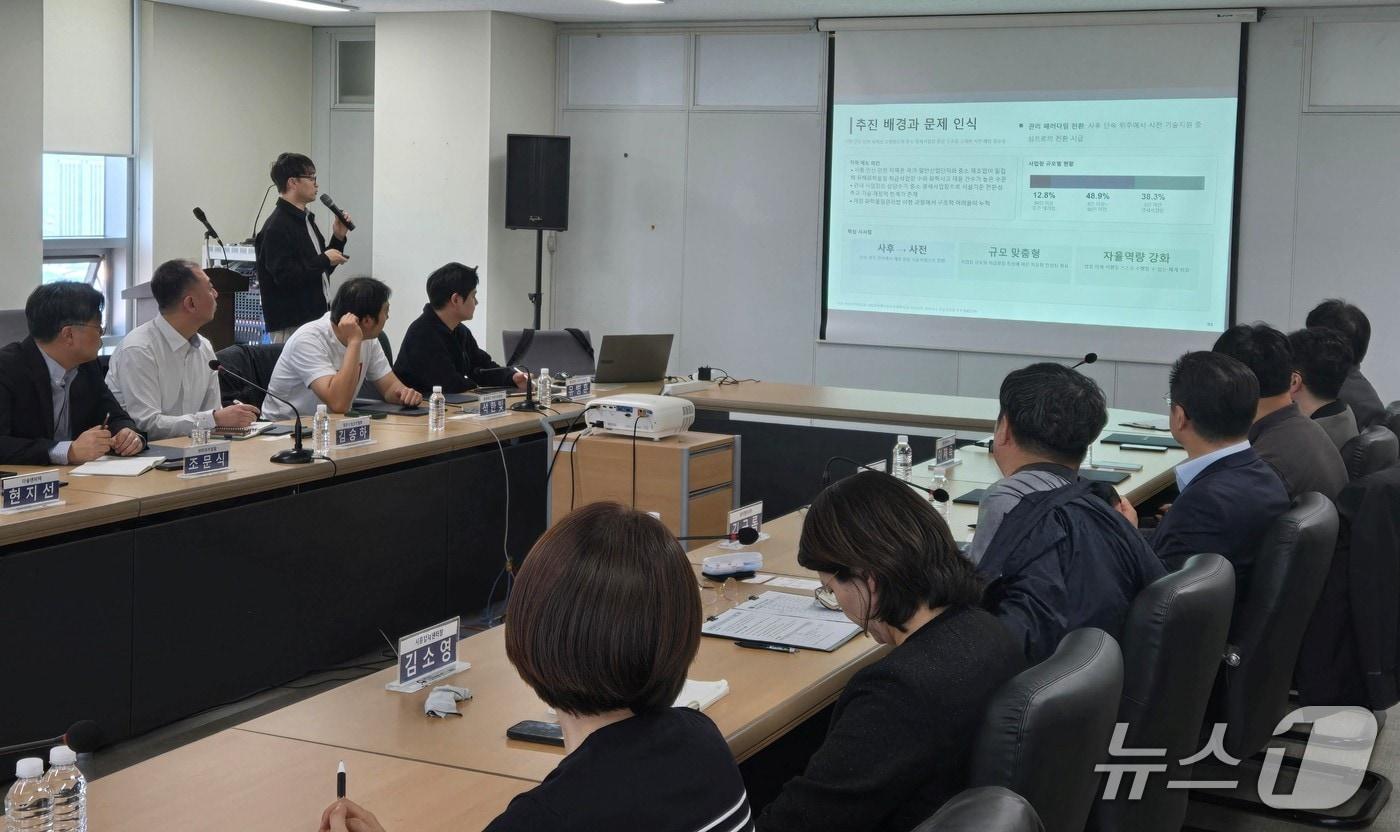본문 이미지 - 이태형 시흥화학재난합동방재센터 연구사가 15일 경기 시흥시 시흥비지니스센터 대회의실에서 2026년 안심컨설팅 추진방향 등을 자문위원들에게 설명하고 있다.(한강청 제공)