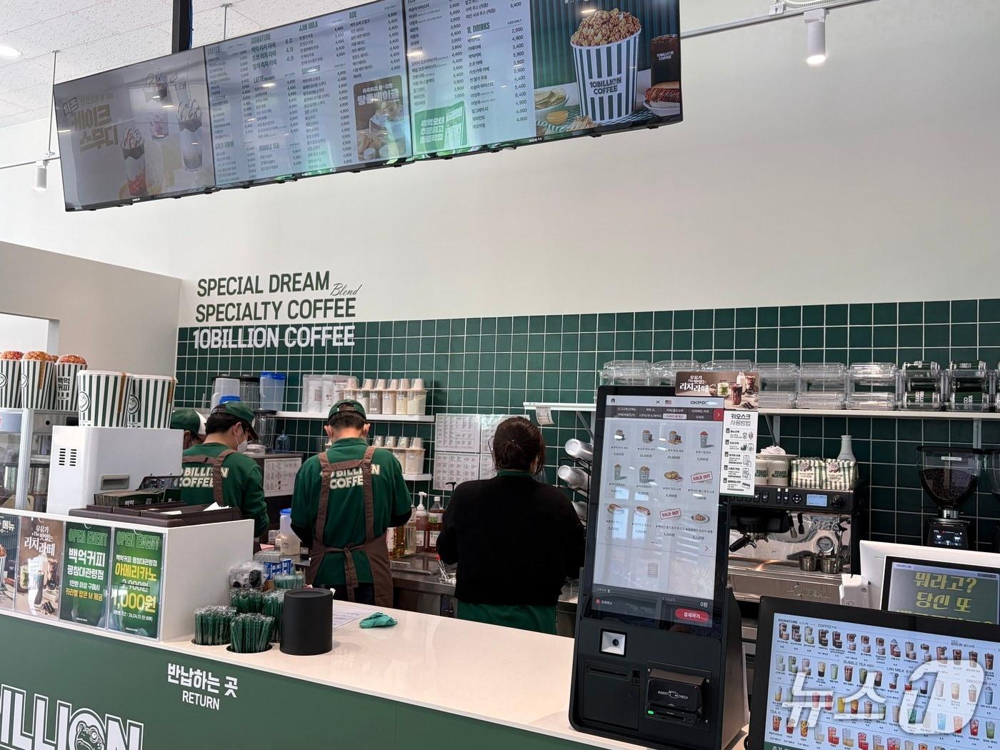 본문 이미지 - 강원 평창지역자활센터 자활근로사업단의 ‘백억커피’가 15일 평창군 대관령면 평창올림픽플라자에 문을 열었다. (평창군 제공. 재판매 및 DB금지) 2026.4.15/뉴스1