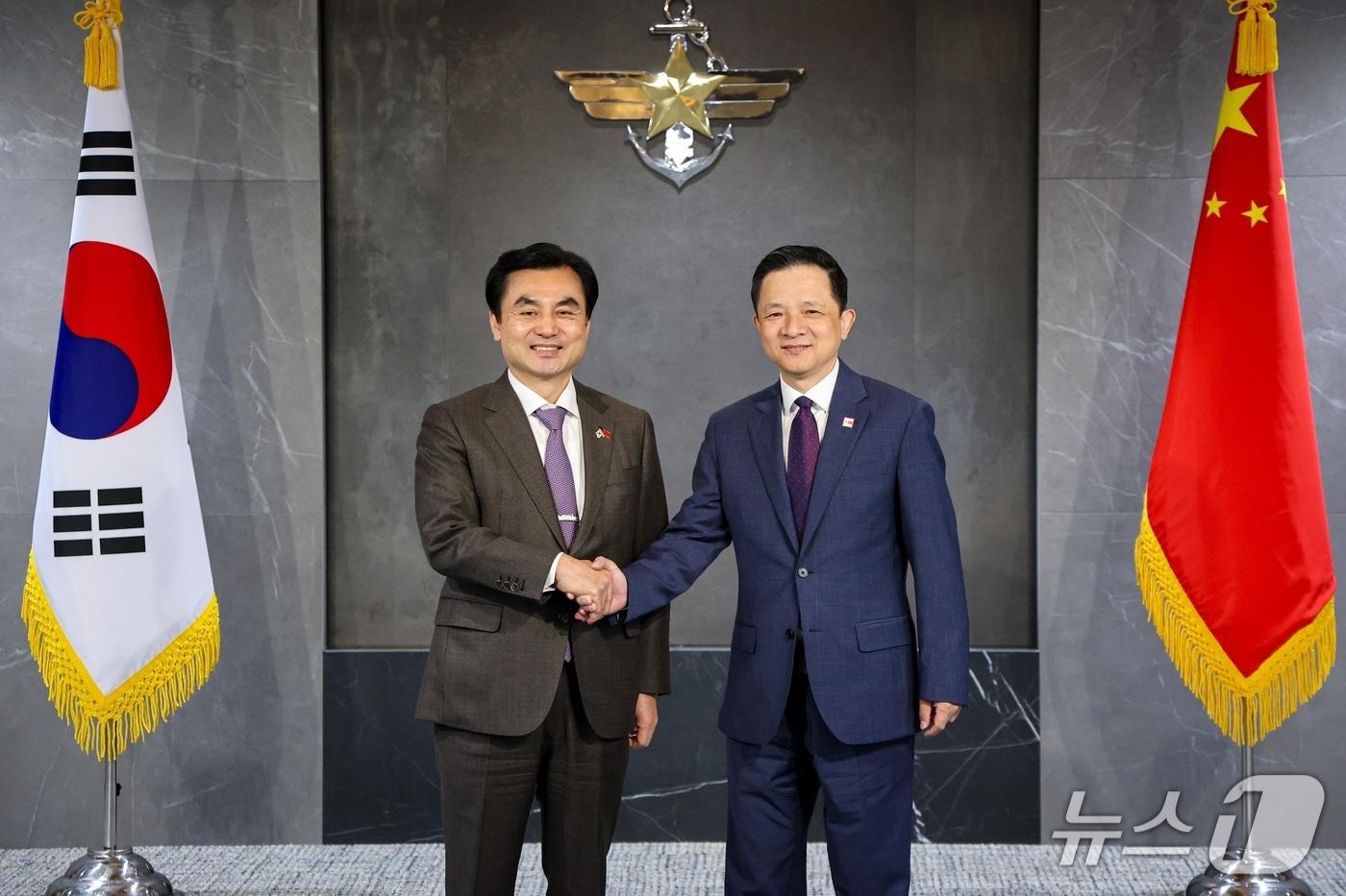 본문 이미지 - 안규백 국방부 장관(왼쪽)은 15일 서울 용산구 국방부 청사에서 다이빙(戴兵) 주한 중국 특명전권대사를 접견하고 남북 관계에서 중국 정부의 건설적인 역할을 당부했다. 2026.4.15./ⓒ 뉴스1(국방부 제공)