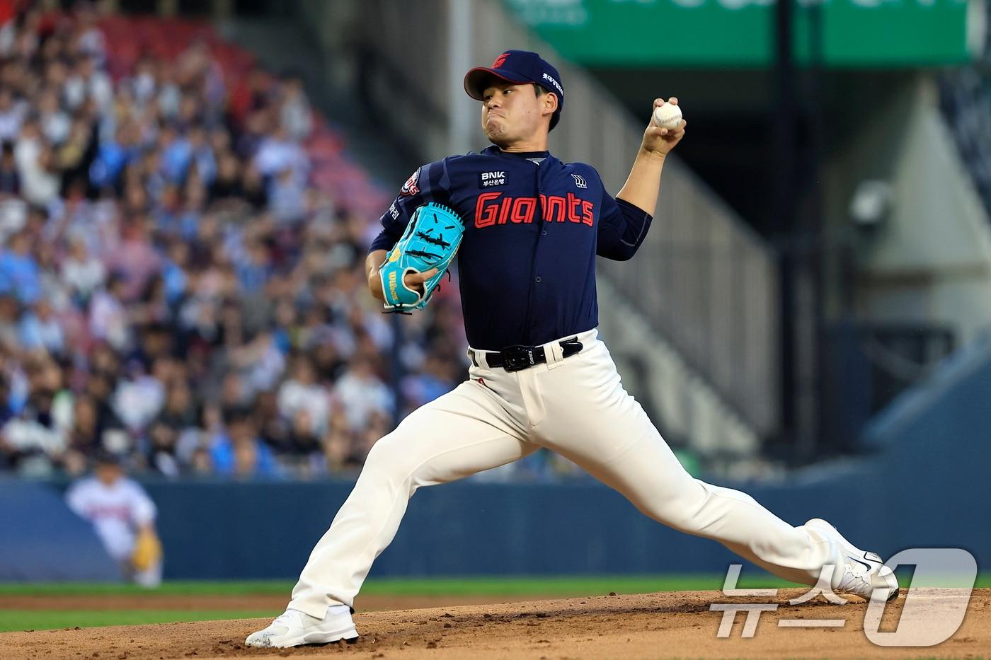 본문 이미지 - 롯데 선발 김진욱이 15일 서울 송파구 잠실야구장에서 열린 '2026 신한 SOL KBO리그' 롯데 자이언츠와 LG 트윈스의 경기 1회말 역투하고 있다. 2026.4.15 ⓒ 뉴스1 박정호 기자