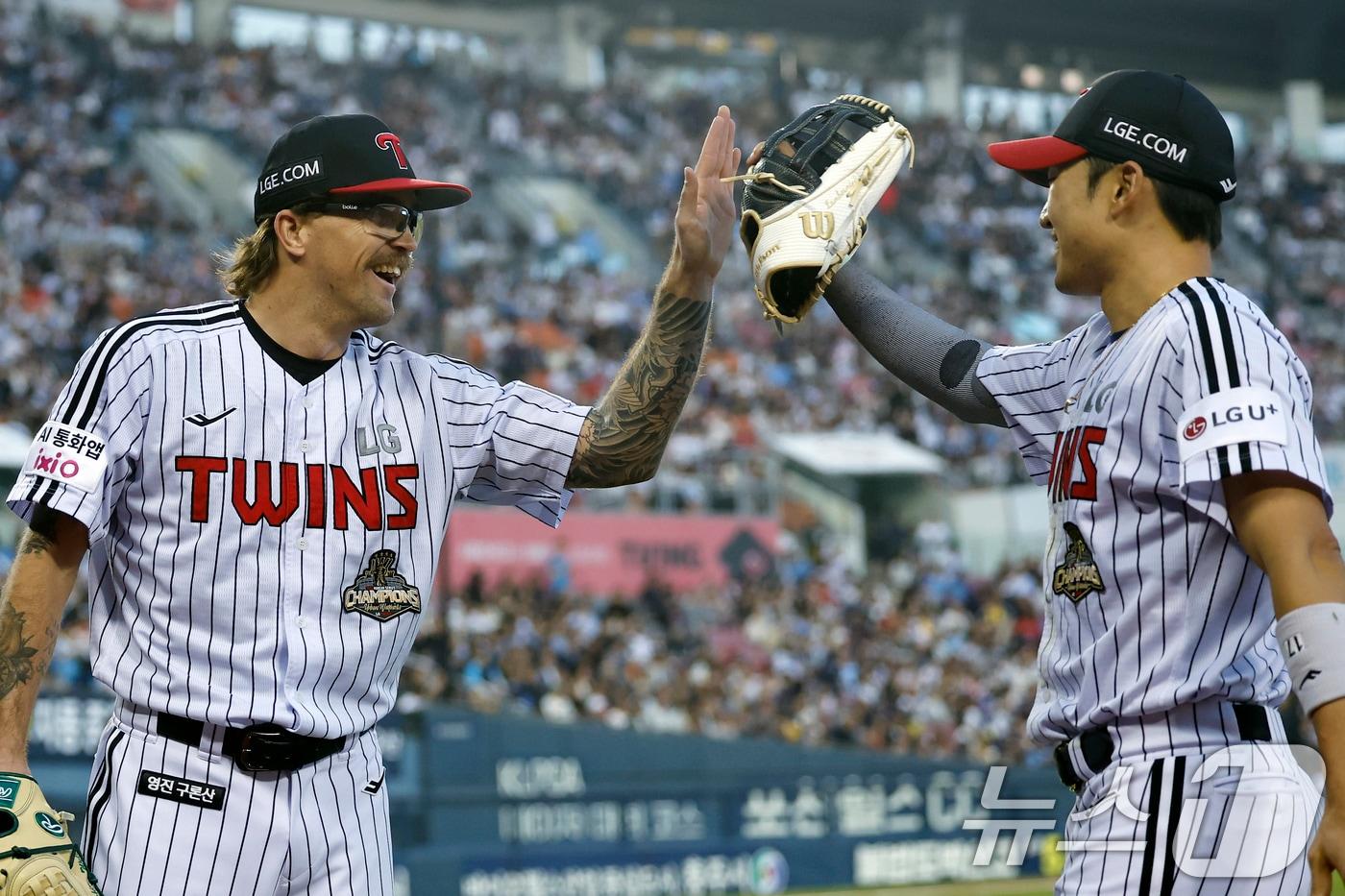 본문 이미지 - LG 트윈스 아시아쿼터 투수 라클란 웰스(왼쪽). 2026.4.15 ⓒ 뉴스1 박정호 기자