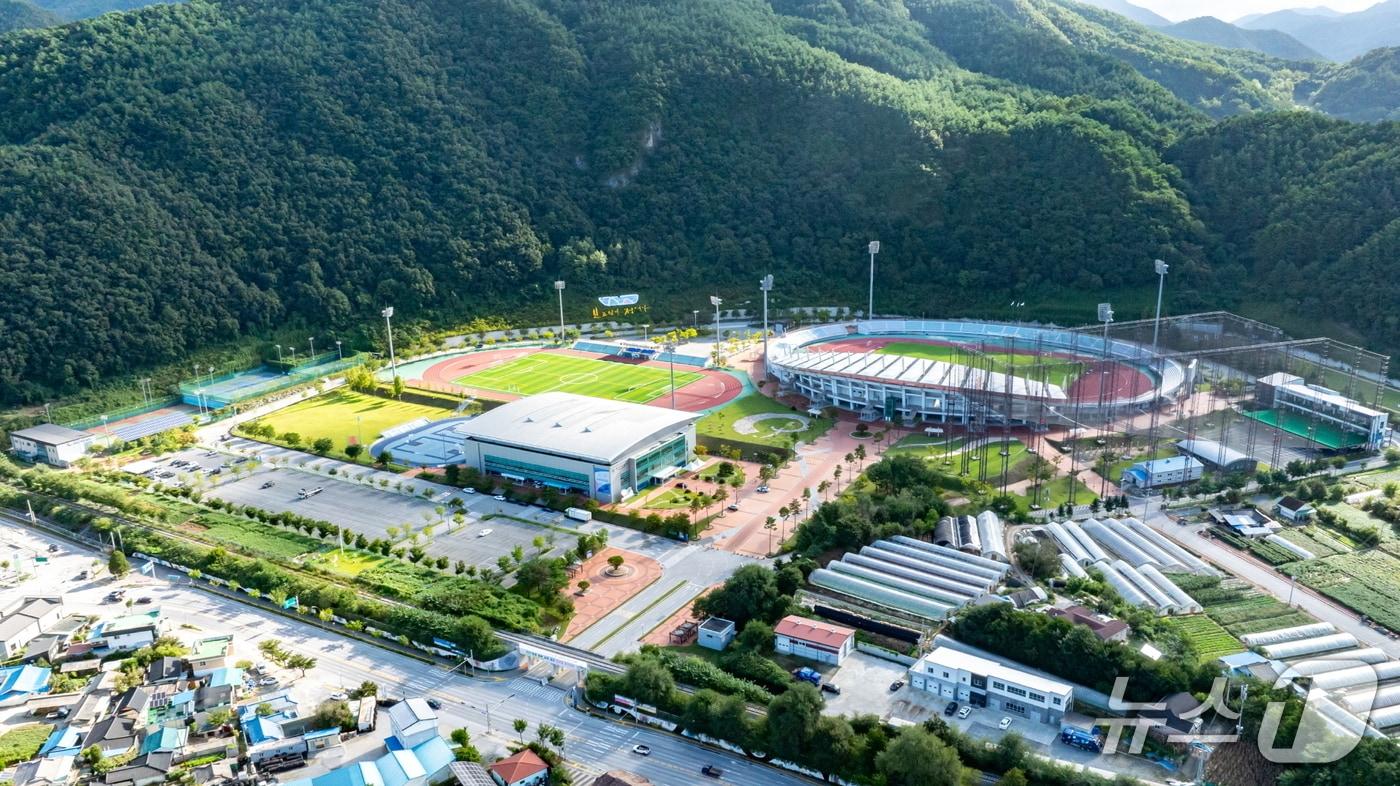 본문 이미지 - 강원 정선군의 '종합경기장 테니스장 전천후 환경개선 사업' 현장 자료 사진. (정선군 제공. 재판매 및 DB금지) 2026.4.15/뉴스1