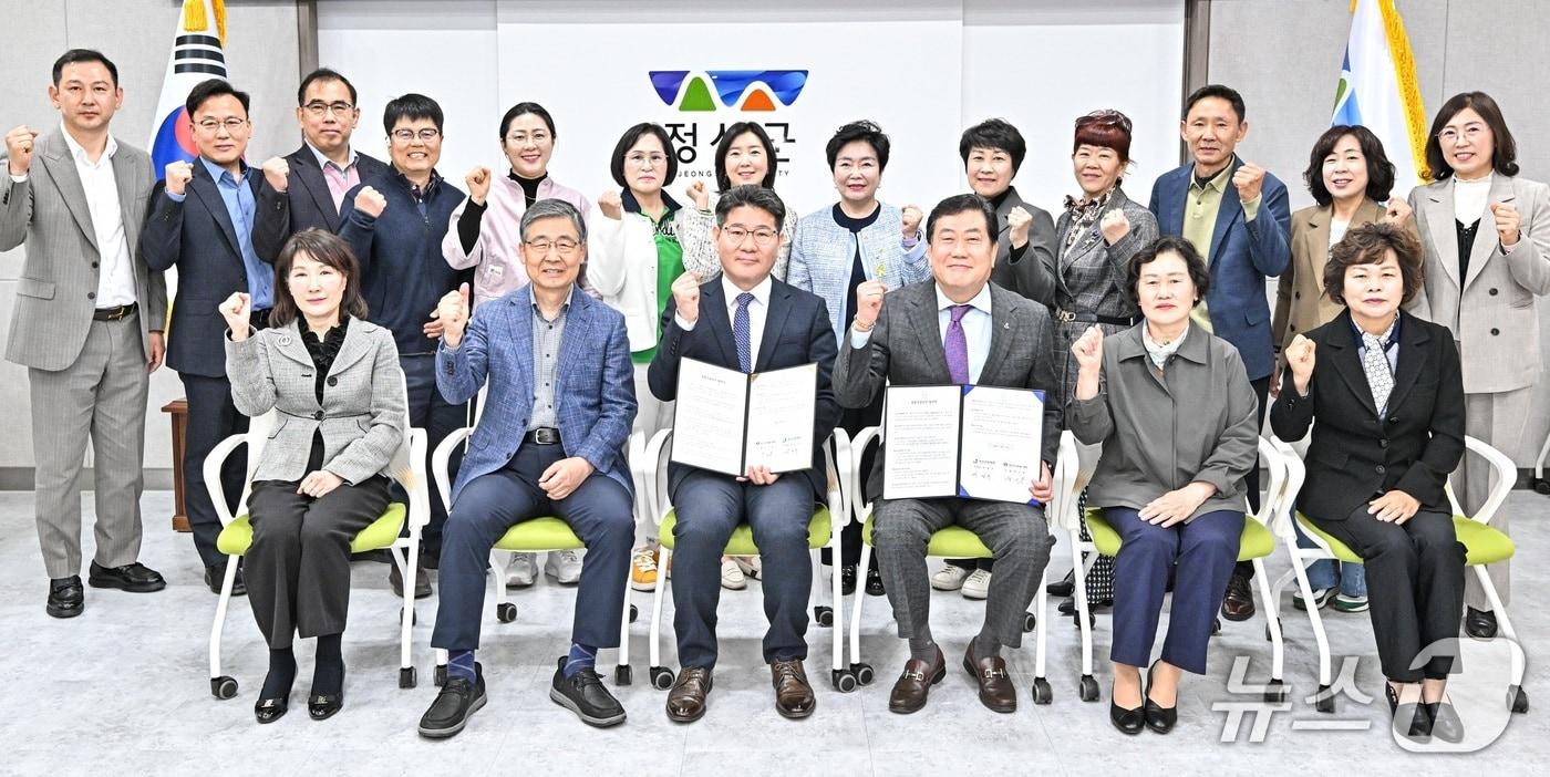 본문 이미지 - 강원 정선군자원봉사센터와 정선군립병원이 지난 14일 정선군청에서 '자원봉사자 건강복지 증진과 지역 공공의료 협력 강화를 위한 공동협력 업무협약'을 체결한 가운데, 참석자들이 기념 사진을 촬영하고 있다. (정선군 제공. 재판매 및 DB금지) 2026.4.15/뉴스1