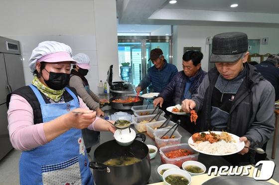 본문 이미지 - 강원 정선군 농번기 마을공동급식 자료사진. (재판매 및 DB금지)/뉴스1