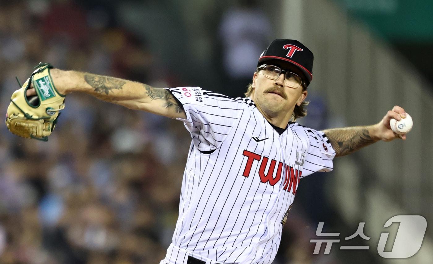 본문 이미지 - 15일 서울 송파구 잠실야구장에서 열린 '2026 신한 SOL KBO리그' 롯데 자이언츠와 LG 트윈스의 경기, 3회초 롯데의 공격 상황에서 LG 웰스가 역투하고 있다. 2026.4.15 ⓒ 뉴스1 최지환 기자