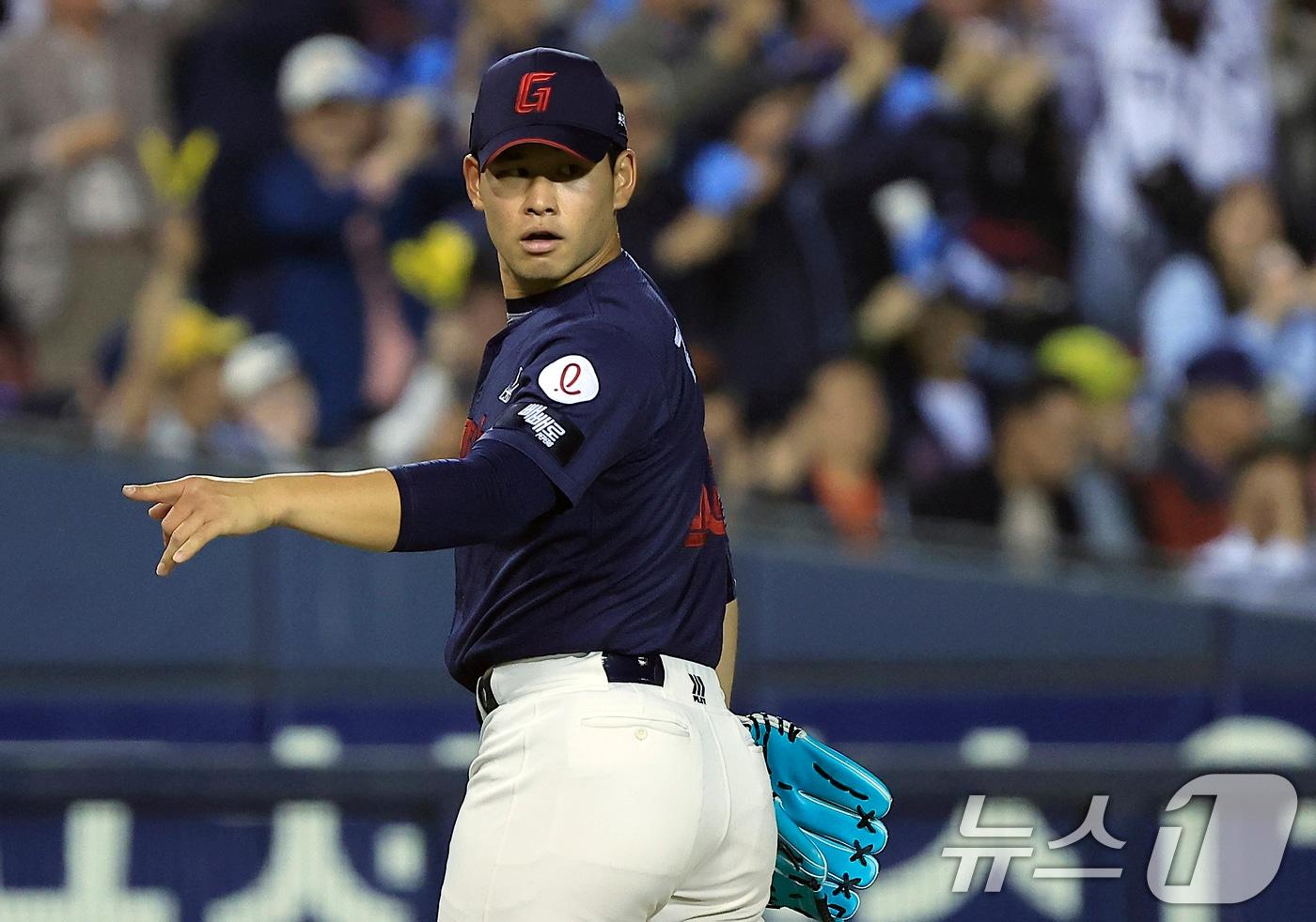 본문 이미지 - 15일 서울 송파구 잠실야구장에서 열린 '2026 신한 SOL KBO리그' 롯데 자이언츠와 LG 트윈스의 경기, 6회말 2사 주자 2루 상황에 LG 문보경을 삼진으로 잡아 이닝을 끝낸 롯데 선발 김진욱이 더그아웃으로 들어가며 손짓하고 있다. 2026.4.15 ⓒ 뉴스1 박정호 기자