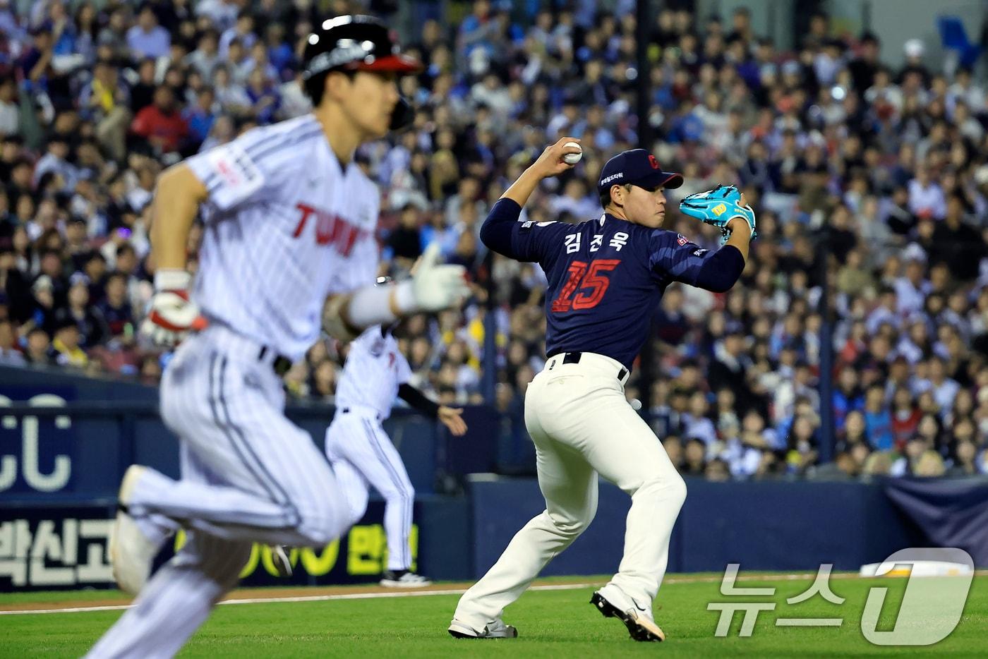 본문 이미지 - 15일 서울 송파구 잠실야구장에서 열린 '2026 신한 SOL KBO리그' 롯데 자이언츠와 LG 트윈스의 경기, 7회말 무사 주자 1루 상황에 롯데 김진욱이 LG 구본혁의 번트 타구를 처리하고 있다. 2026.4.15 ⓒ 뉴스1 박정호 기자