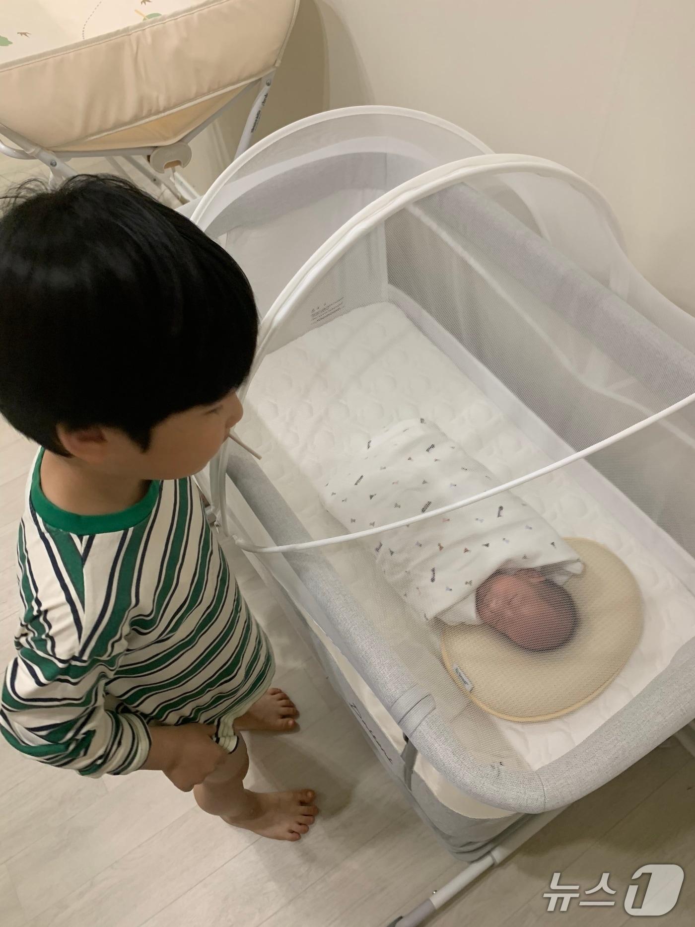 본문 이미지 - 김현동·장유진 부부가 최근 강원 정선군 북평면 문곡리 한반도마을에 거주하면서 둘째 아들의 출산 소식을 전한 가운데, 해당 마을이 20년 만에 출생아 소식을 기념한 잔치를 마련할 계획이다. (정선군 제공. 재판매 및 DB금지) 2026.4.15/뉴스1