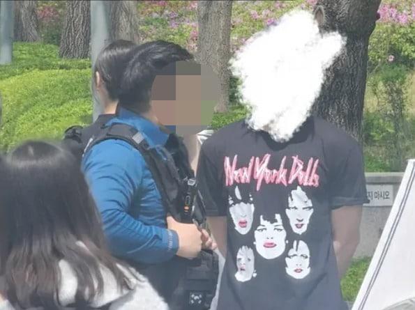 본문 이미지 - 연세대 신촌캠퍼스에서 팔레스타인 연대 유인물 배포 과정에서 경찰이 학교 측의 신고를 받고 출동했다. (얄라 연세 SNS 갈무리)