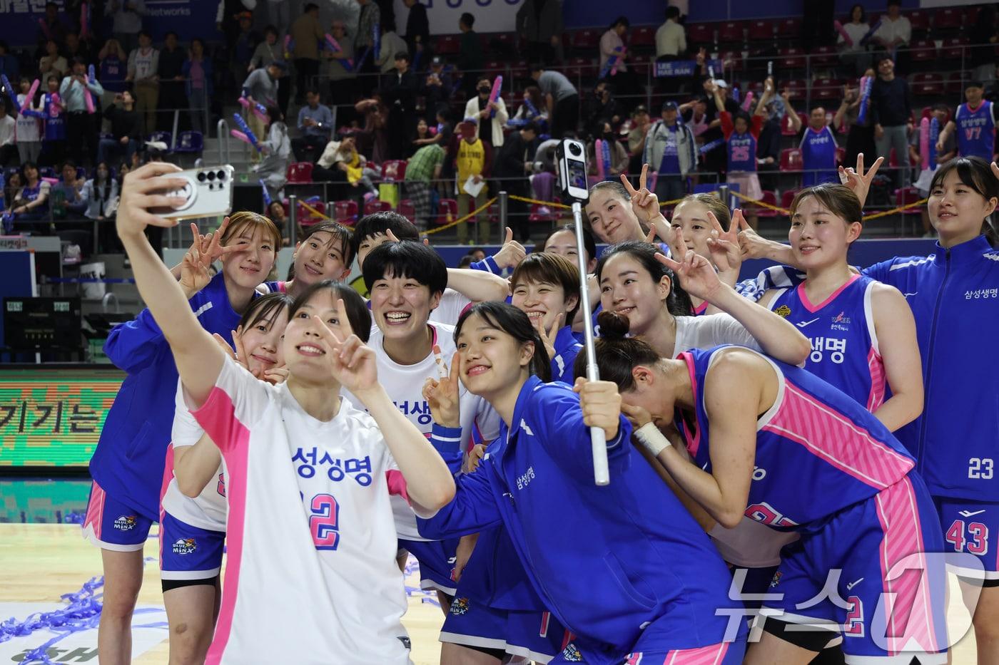 본문 이미지 - 15일 경기 용인시 처인구 용인실내체육관에서 열린 'BNK 금융 2025-2026 여자프로농구 플레이오프 4차전' 용인 삼성생명 블루밍스와 부천 하나은행의 경기에서 승리를 거둔 삼성생명 선수들이 기념촬영을 하고 있다. 이날 경기는 용인 삼성생명 블루밍스가 58대53으로 승리해 챔피언 결정전에 올라갔다. 2026.4.15 ⓒ 뉴스1 김영운 기자